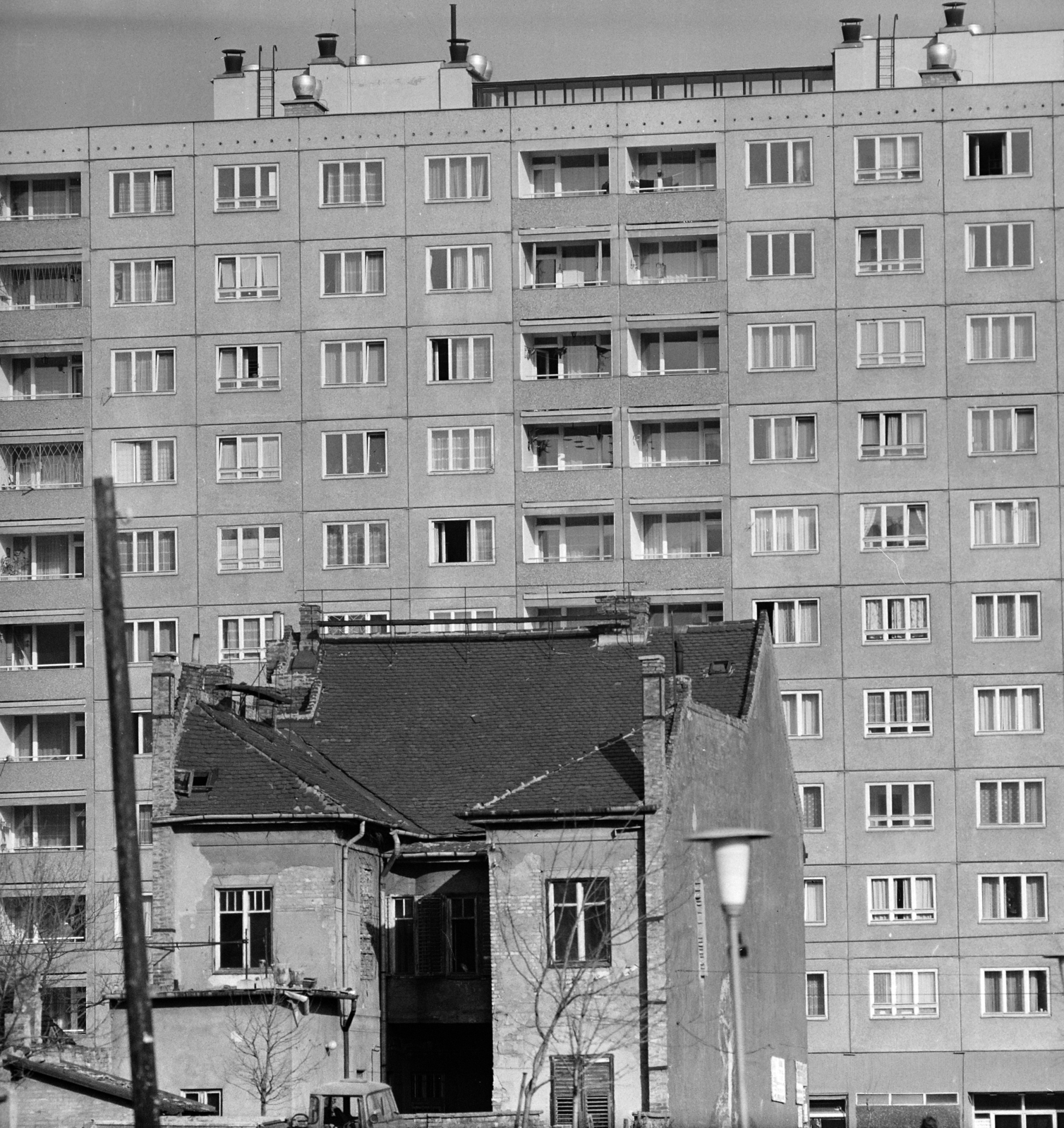 Hungary, Óbuda, Budapest III., Gyenes utca, szemben a Vörösvári út melletti bontásra váró épüle, 1973, Vimola Károly, concrete block of flats, Budapest, Fortepan #266795