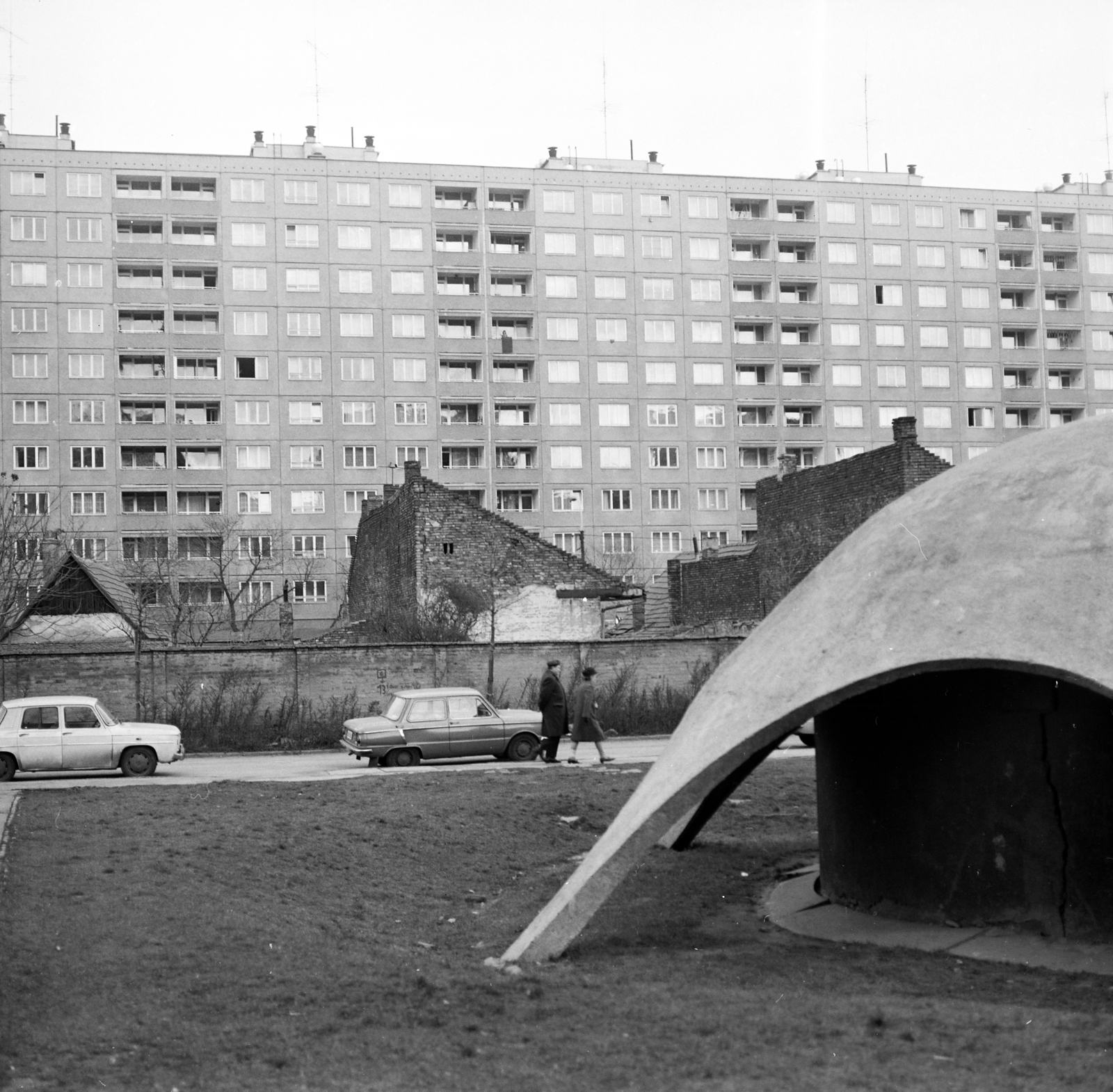 Hungary, Óbuda, Budapest III., szemben a Vörösvári út melletti bontásra váró épületek a Váradi utca - Gyenes utca közötti szakaszon. A felvétel a gázfogadónál, a köznyelv szerinti Gombánál készült., 1973, Vimola Károly, concrete block of flats, gas terminal, Budapest, Fortepan #266798