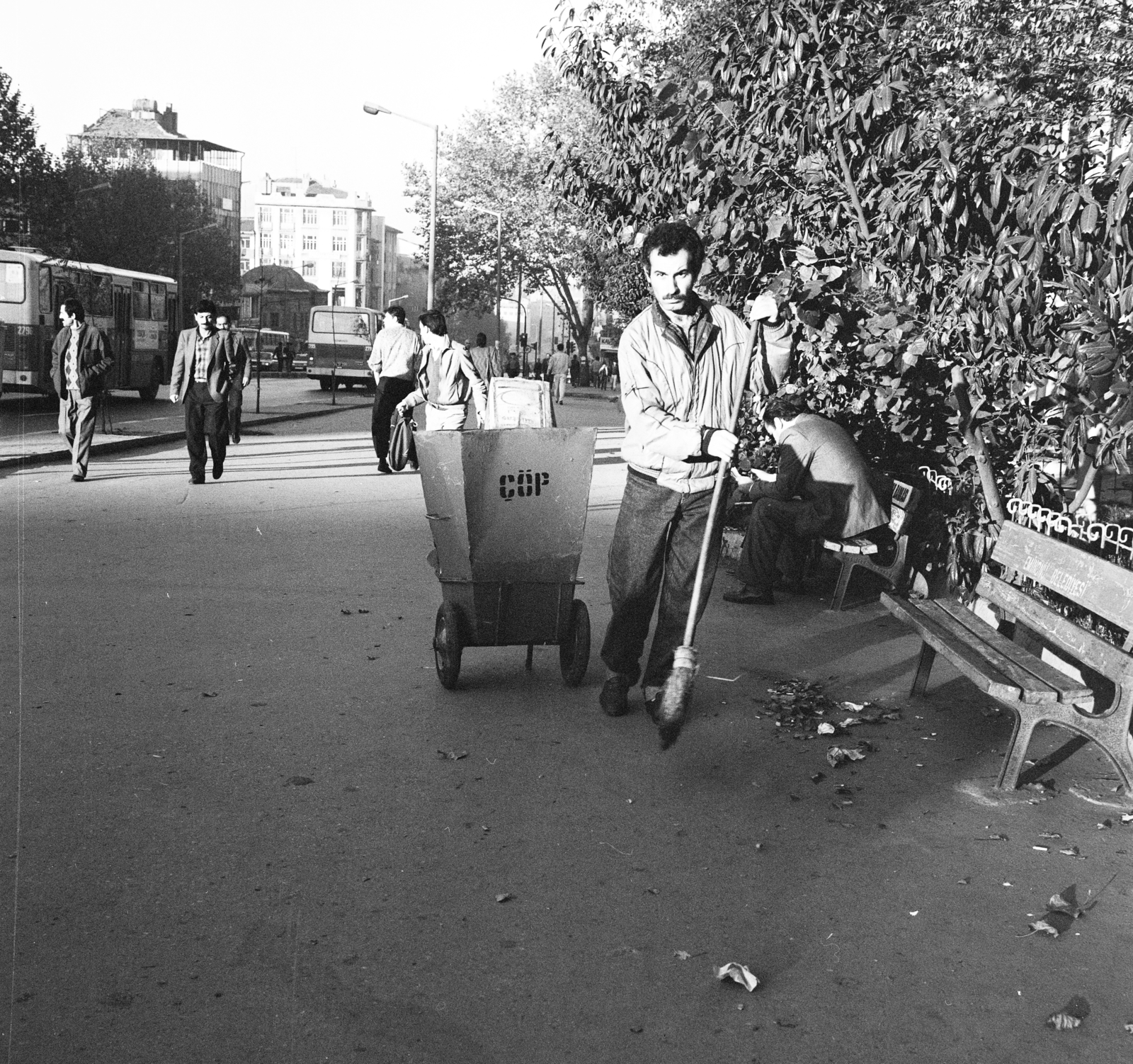 Turkey, Istanbul, 1984, Vimola Károly, sweeper, Fortepan #266807