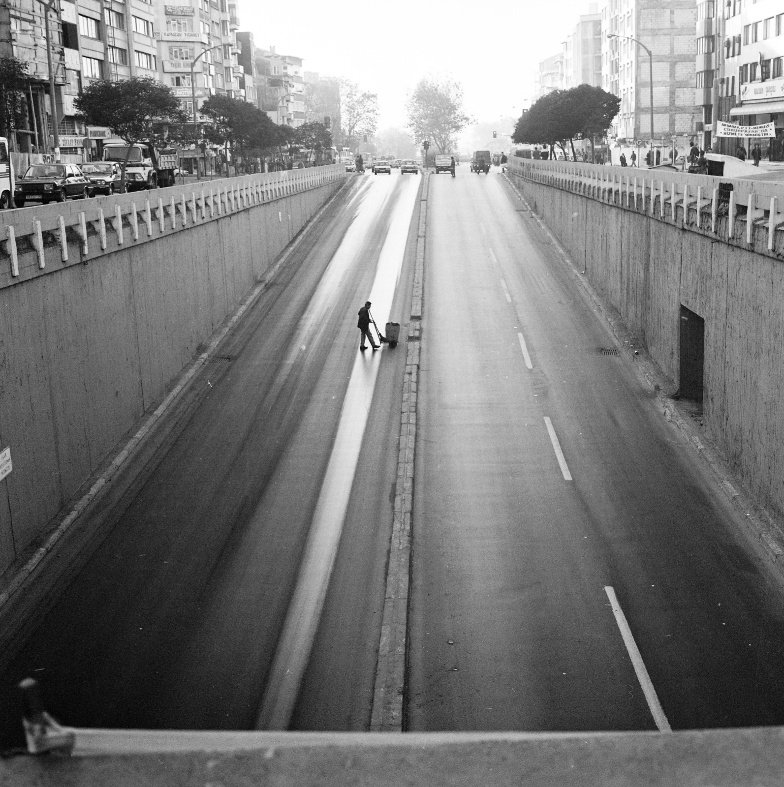 Turkey, Istanbul, Aksaray városrész, az Atatürk Bulvarı aluljárója az Ordu Caddesi kereszteződésénél, szemben folytatólag a Gazi Mustafa Kemal Paşa Caddesi., 1984, Vimola Károly, Fortepan #266815