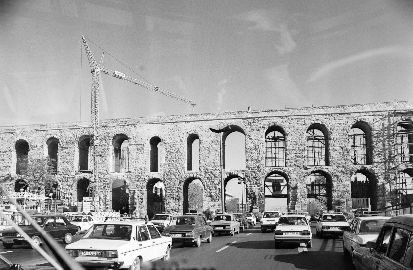 Turkey, Istanbul, Atatürk Bulvarı, Valens vízvezetékhíd / aquadukt (Valens Su Kemeri / Bozdoğan Kemeri)., 1984, Vimola Károly, Roman Empire, Fortepan #266816