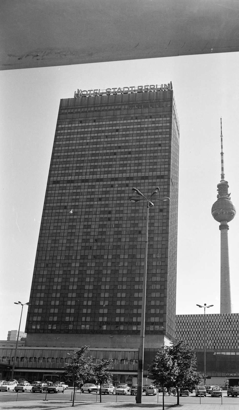 Németország, Berlin, Kelet-Berlin, Alexanderplatz, Hotel Stadt Berlin, jobbra a HO-Centrum-Warenhaus (Centrum áruház) és mögötte a TV torony., 1980, Vimola Károly, tévétorony, NDK, Kelet-Berlin, Fortepan #266821
