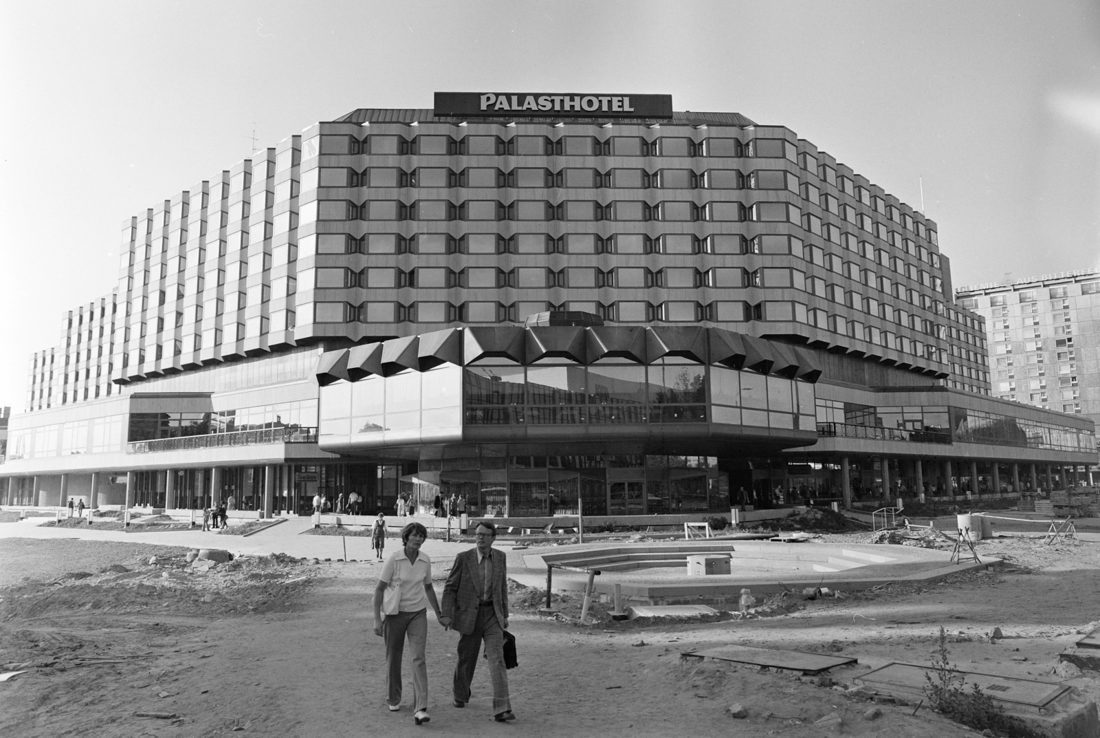 Németország, Berlin, Kelet-Berlin, Karl-Liebknecht-Strasse, Palasthotel., 1980, Vimola Károly, kézenfogva, szálloda, NDK, Fortepan #266822