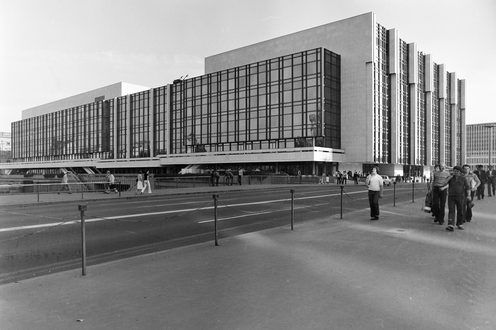 Németország, Berlin, Kelet-Berlin, a Schlossplatz (Marx-Engels-Platz) a Karl-Liebknecht-Brückéröl nézve, szemben a Palast der Republik., 1980, Vimola Károly, modern építészet, NDK, Fortepan #266823