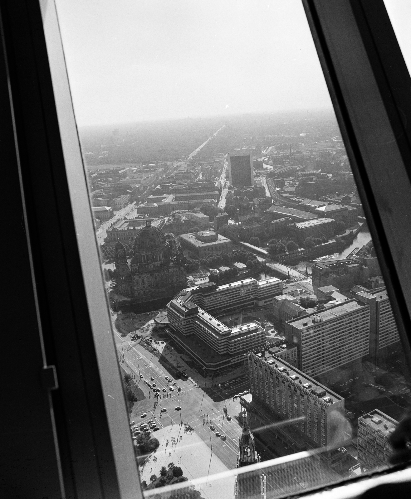 Germany, Berlin, Kelet-Berlin, kilátás a TV toronyból a Múzeum-sziget felé. Előtérben a St. Marienkirche, közepén balra a Palasthotel és a Berlini Dóm látható., 1980, Vimola Károly, plan view, GDR, East-Berlin, Fortepan #266826