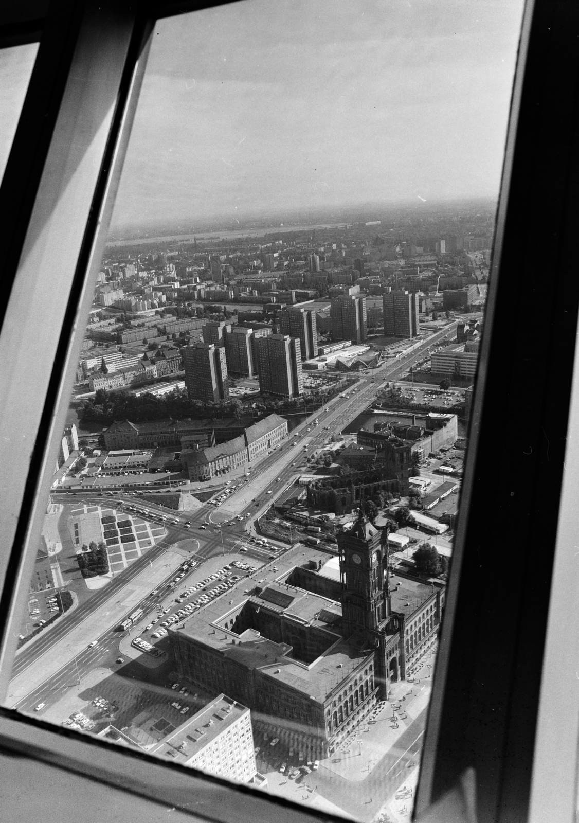 Németország, Berlin, Kelet-Berlin, kilátás a TV toronyból a Múzeum-sziget felé. Balra a Mühlendamm, előtérben a Vörös Városháza (Rotes Rathaus) és mögötte a romos Nikolaikirche látható., 1980, Vimola Károly, Kelet-Berlin, felülnézet, NDK, Fortepan #266828