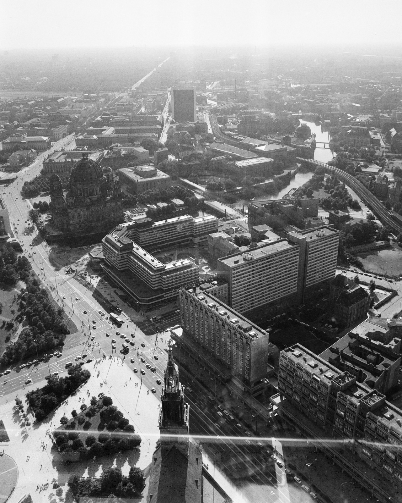 Németország, Berlin, Kelet-Berlin, kilátás a TV toronyból a Múzeum-sziget felé. Előtérben a St. Marienkirche, közepén balra a Palasthotel és a Berlini Dóm látható., 1980, Vimola Károly, kilátás, NDK, Fortepan #266829