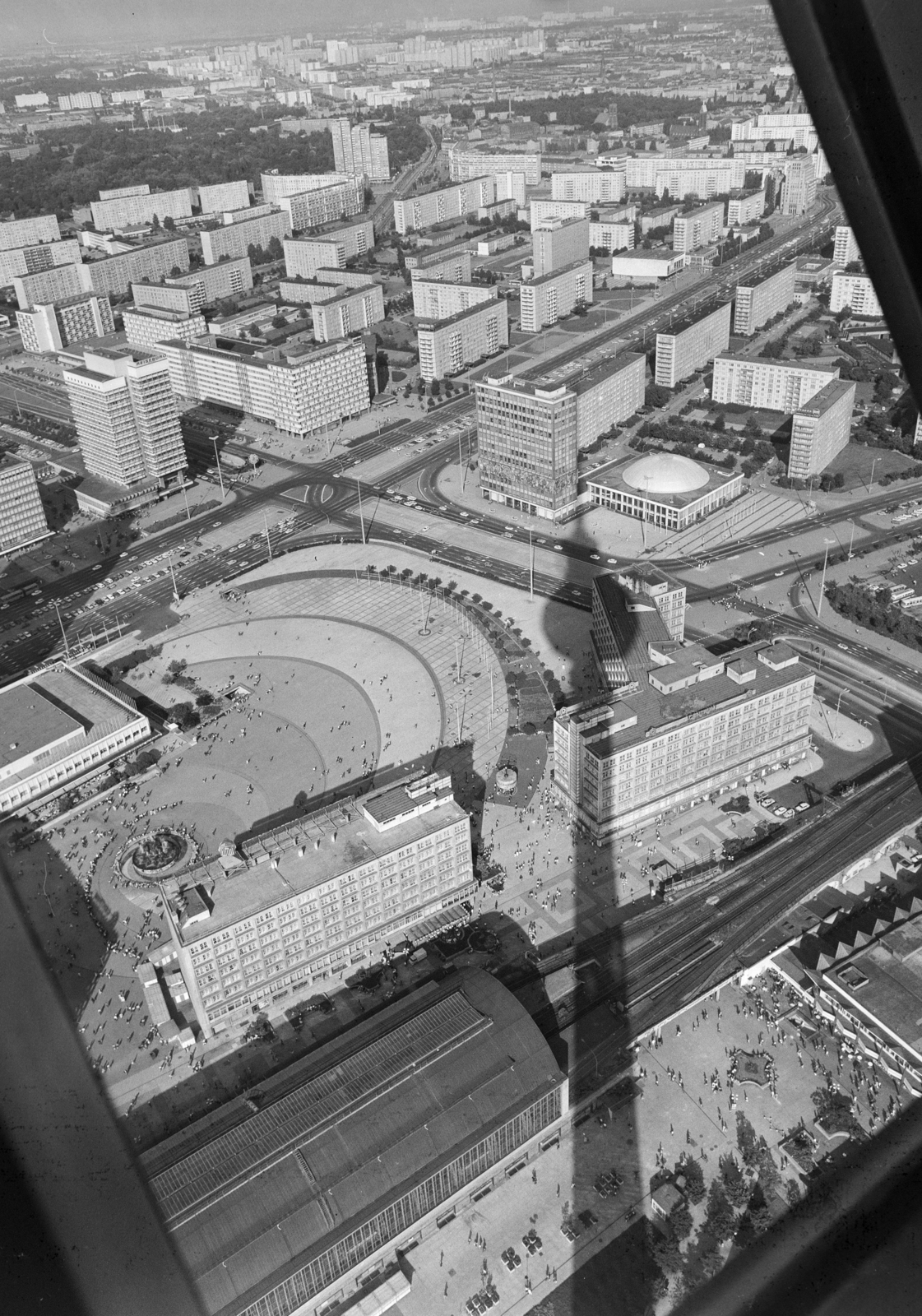 Németország, Berlin, Kelet-Berlin, kilátás a TV toronyból az Alexanderplatz felé, alul a Bahnhof Alexanderplatz és a a Berolinahaus és az Alexanderhaus. Balra a Brunnen der Völkerfreundschaft (Népek barátsága szökökút) látható., 1980, Vimola Károly, NDK, Kelet-Berlin, Fortepan #266831