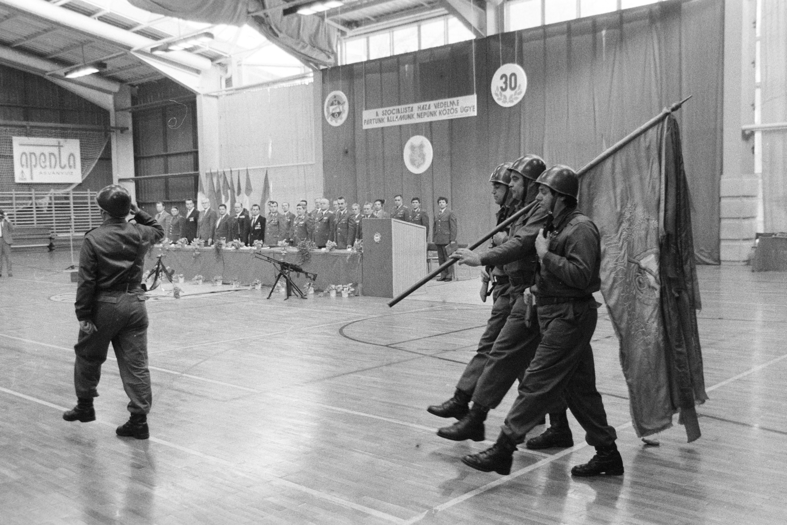 Hungary, Cegléd, Városi (később Gál József) Sportcsarnok. A Mészá­ros János munkásőregység ünne­pi állománygyűlése., 1987, Vimola Károly, Workers' Militia, flag, label, machine gun, wall-bars, salute, gym, crest, helmet, Fortepan #266847