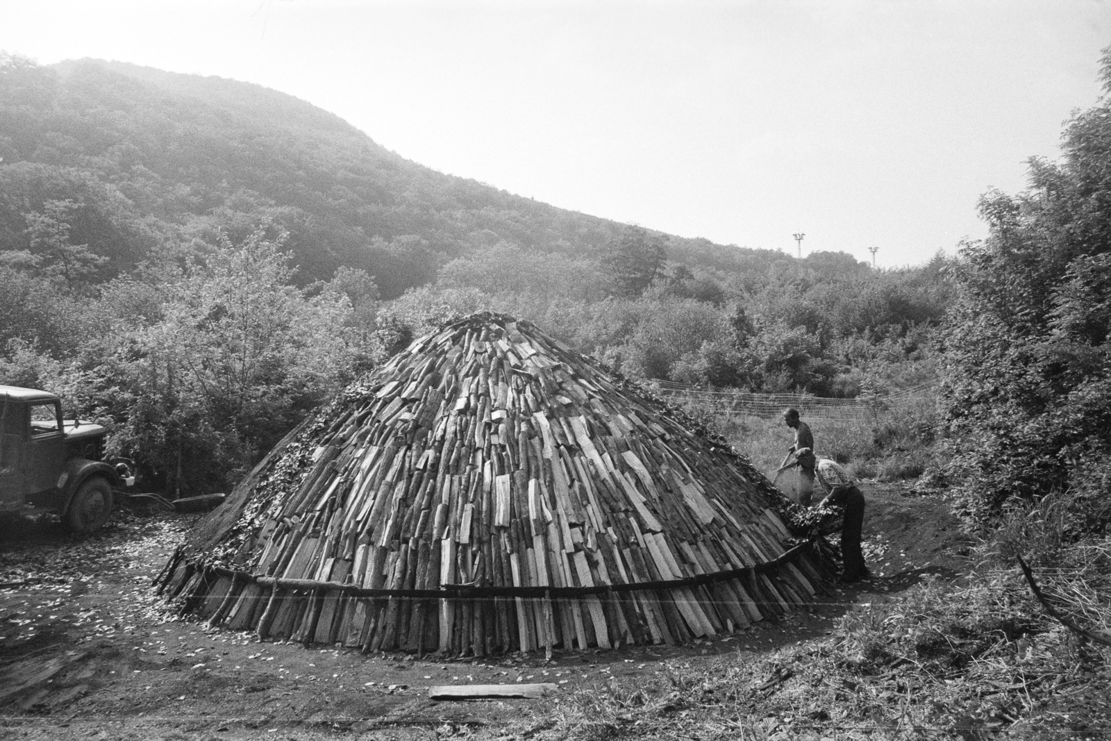 Hungary, Szokolya, szénégetők a paphegyi fűrészüzem közelében, a felvétel 1993-ban készült., 1990, Vimola Károly, coal burning, Fortepan #266857