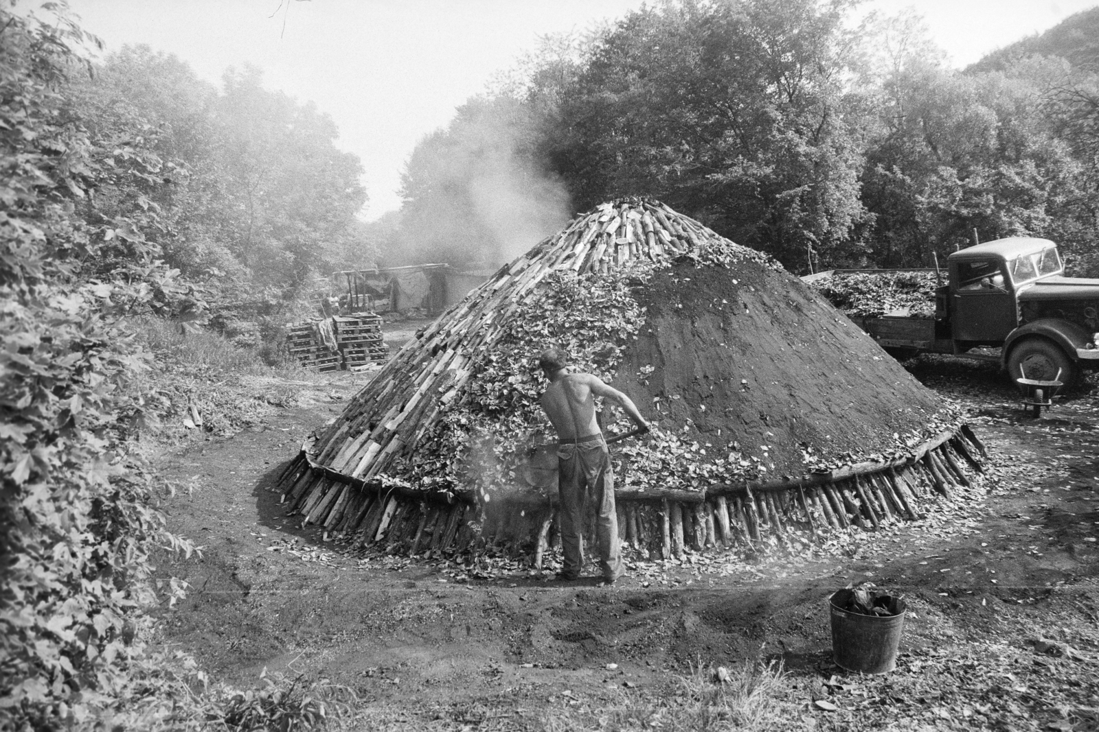 Hungary, Szokolya, szénégetők a paphegyi fűrészüzem közelében, a felvétel 1993-ban készült., 1990, Vimola Károly, coal burning, Fortepan #266858