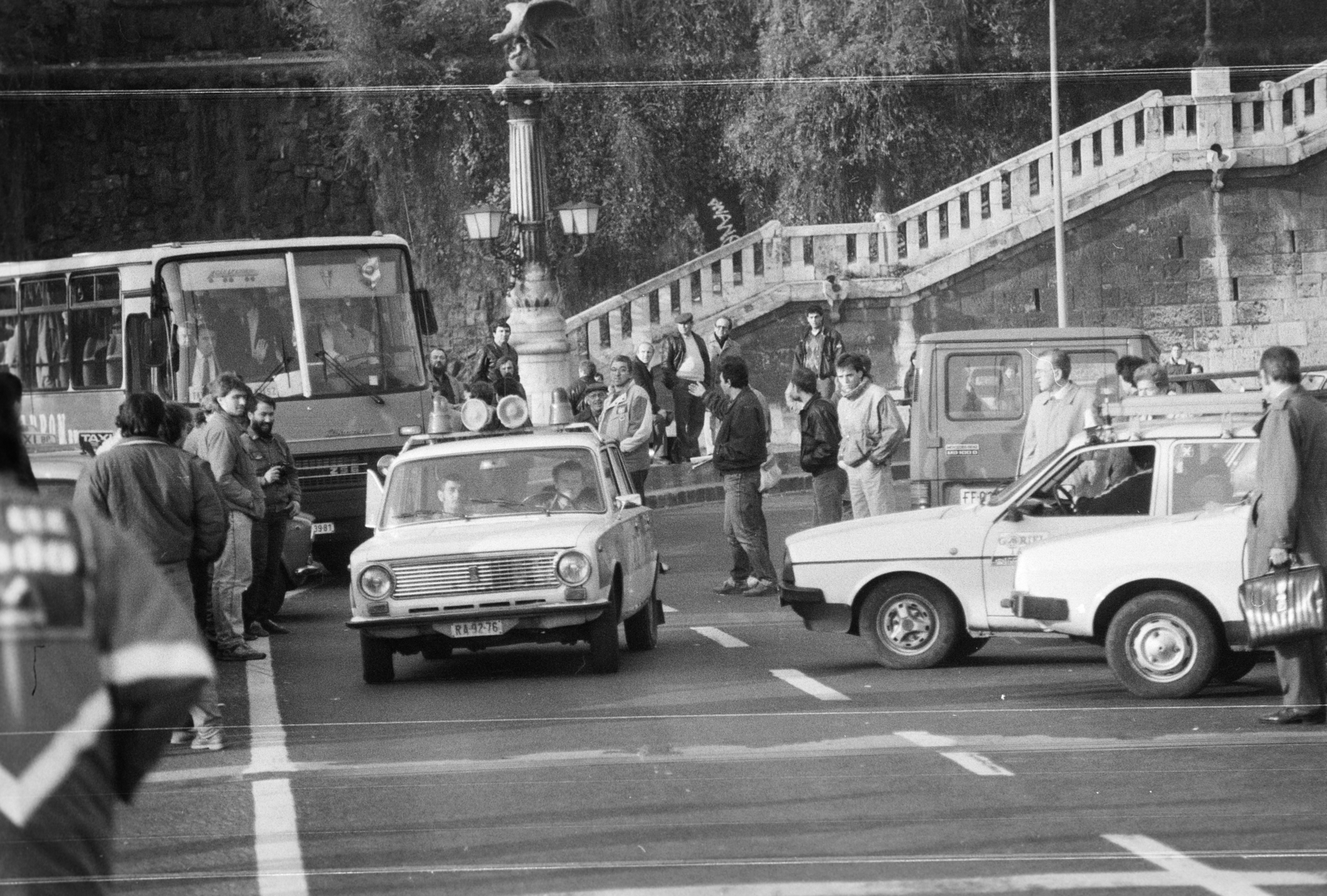 Hungary, Budapest I., az Erzsébet híd budai hídfője. A felvétel a taxisblokád idején készült., 1990, Vimola Károly, number plate, strike, pedestrian, Ikarus-brand, police station, stairs, Budapest, Fortepan #266869