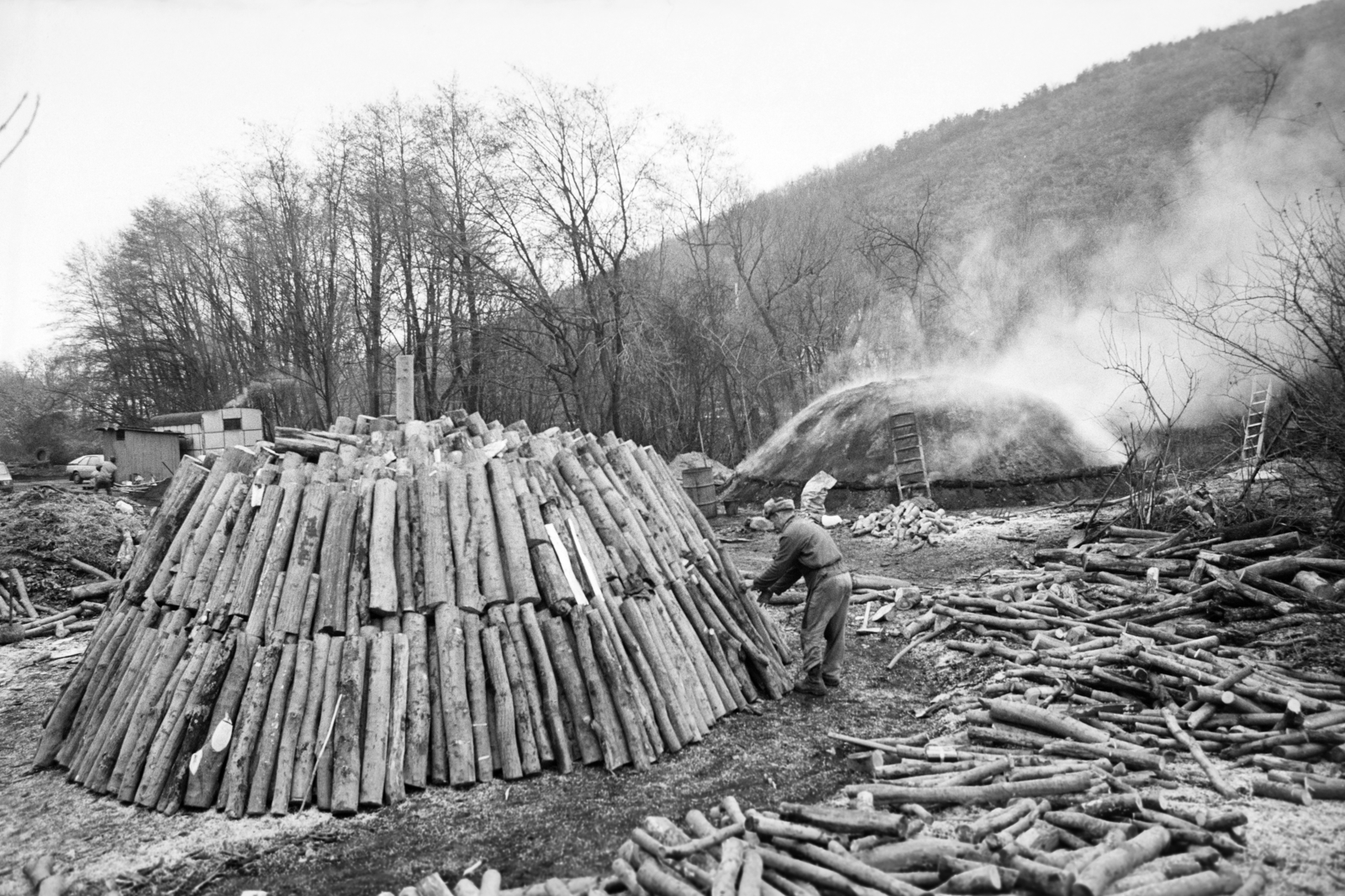 Hungary, Szokolya, szénégetők a paphegyi fűrészüzem közelében, a felvétel 1993-ban készült., 1990, Vimola Károly, coal burning, Fortepan #266896