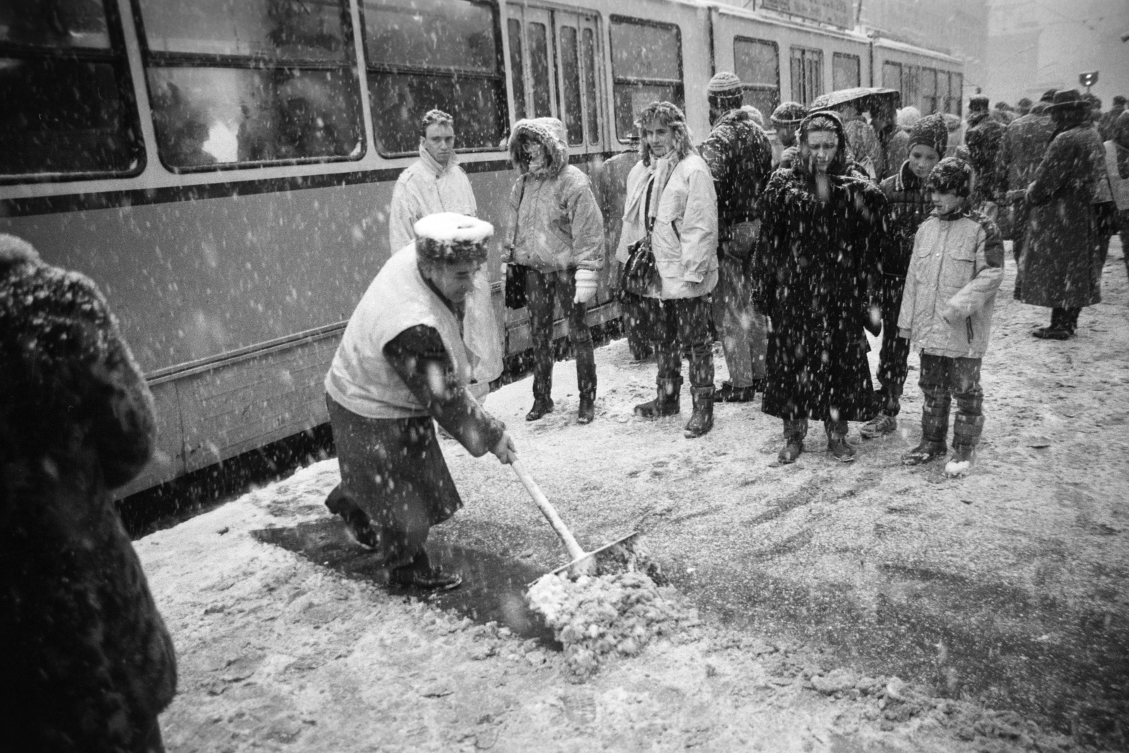 Hungary, Budapest VIII., József körút, villamosmegálló a Blaha Lujza térnél, távolban a Erzsébet (Lenin) körút melletti házak sziluettje látható., 1987, Vimola Károly, snow, Budapest, Fortepan #266907