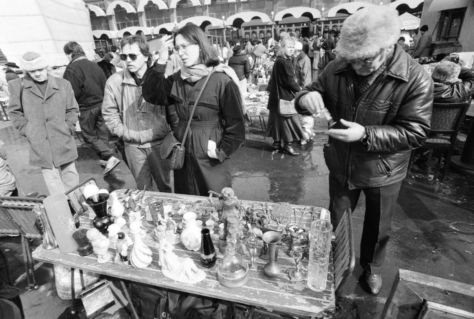 Hungary, Budapest XIV., bolhapiac a Petőfi Csarnoknál 1993-ban., 1990, Vimola Károly, flea market, Budapest, Fortepan #266931