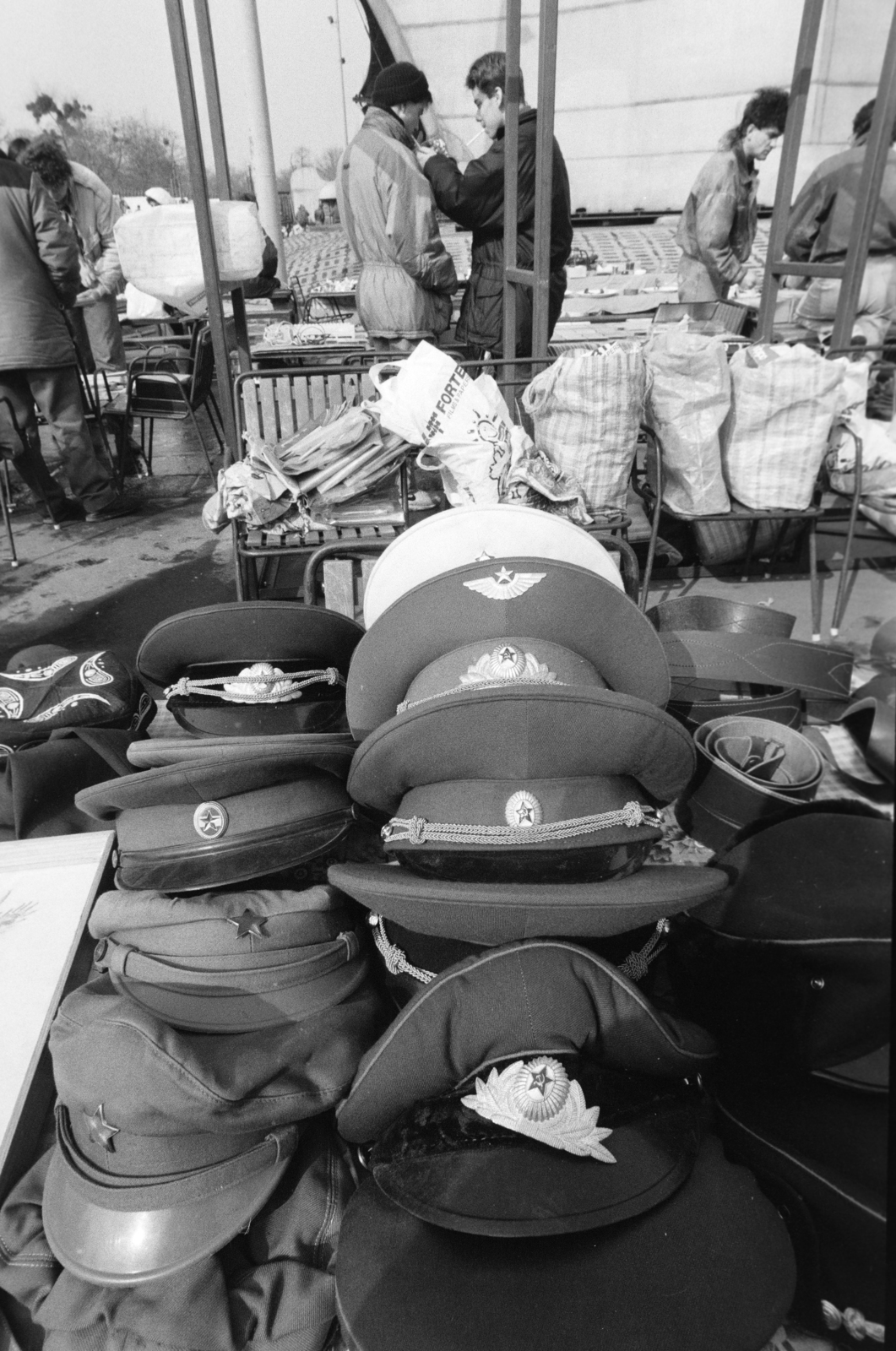 Hungary, Budapest XIV., bolhapiac a Petőfi Csarnoknál 1993-ban., 1990, Vimola Károly, flea market, cap, Budapest, Fortepan #266932