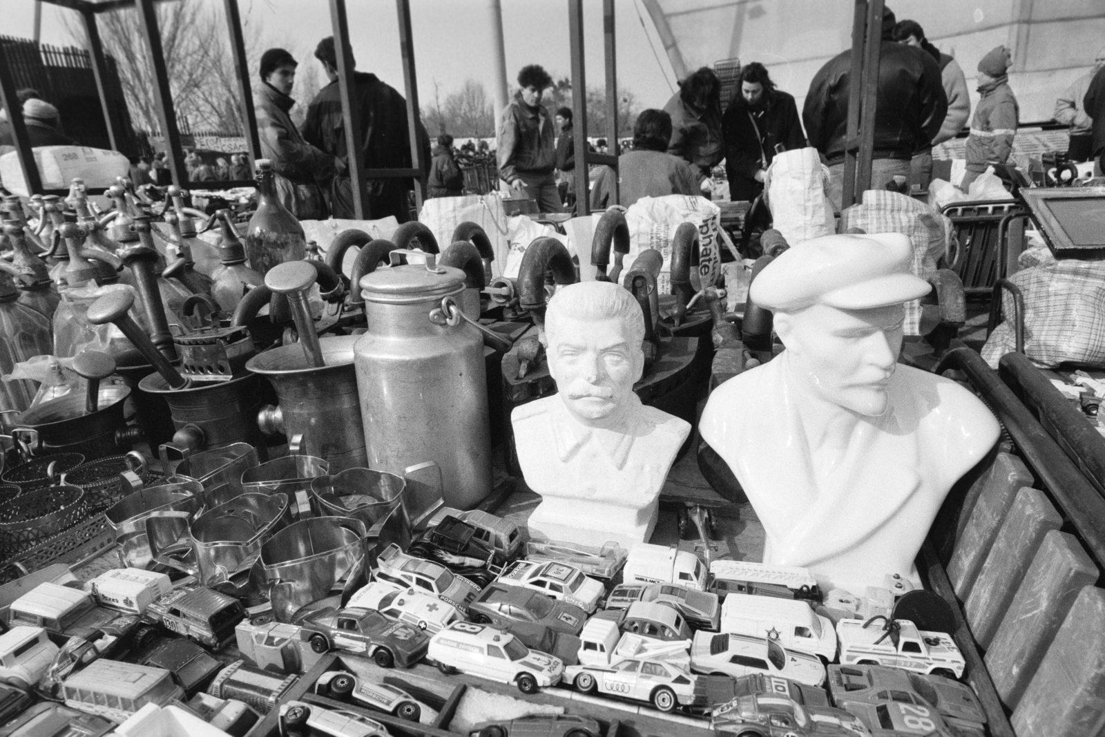 Hungary, Budapest XIV., bolhapiac a Petőfi Csarnoknál 1993-ban., 1990, Vimola Károly, mortar, flea market, Lenin-portrayal, Joseph Stalin portrayal, model car, china, soda water bottle, Budapest, Fortepan #266933