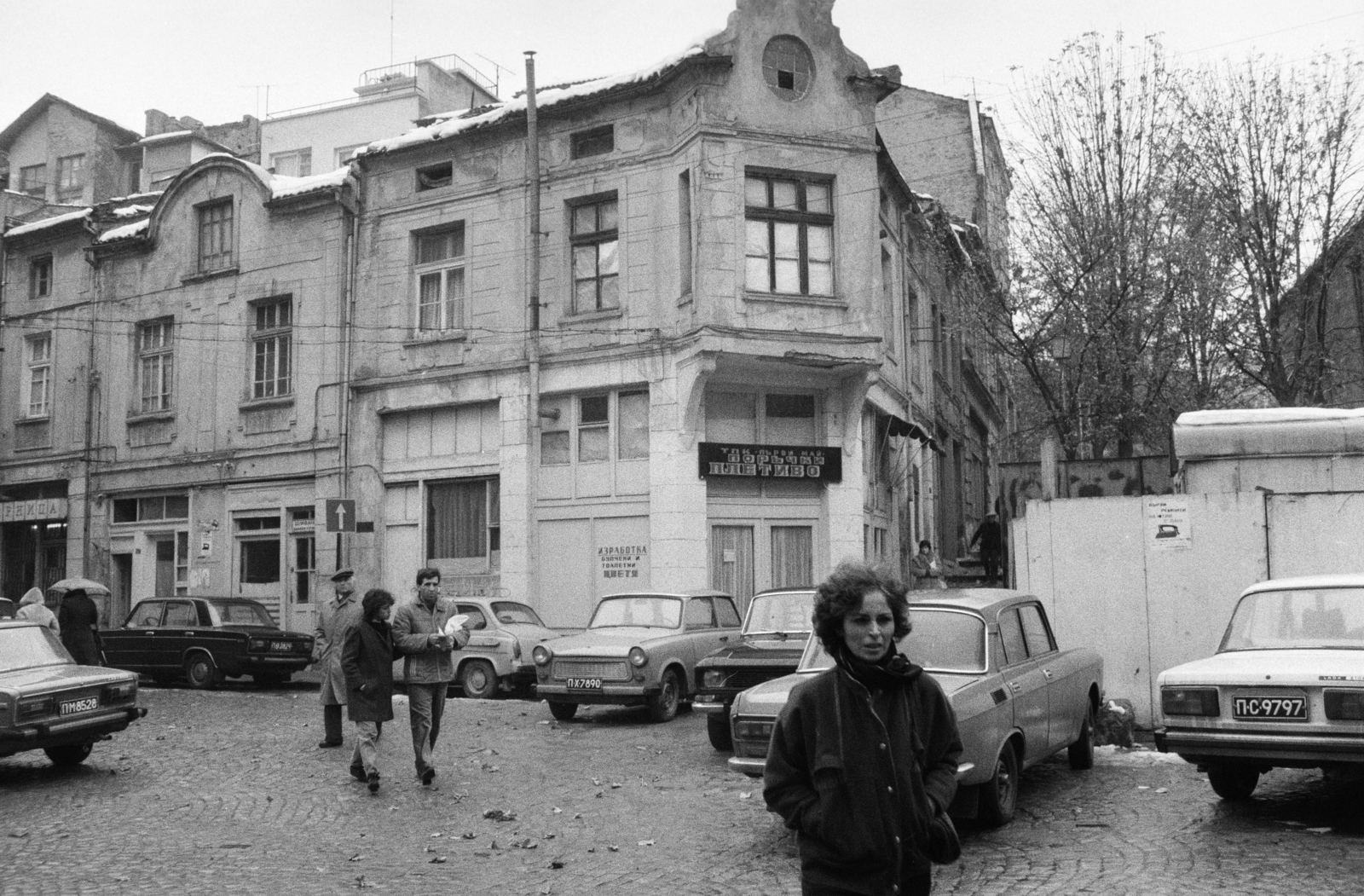 Bulgária, Plovdiv, ulica Zselezarszka és ulica Konsztantin Irecsek sarok, jobbra a Dzsumaja mecset homlokzata látszik., 1986, Vimola Károly, Fortepan #266943