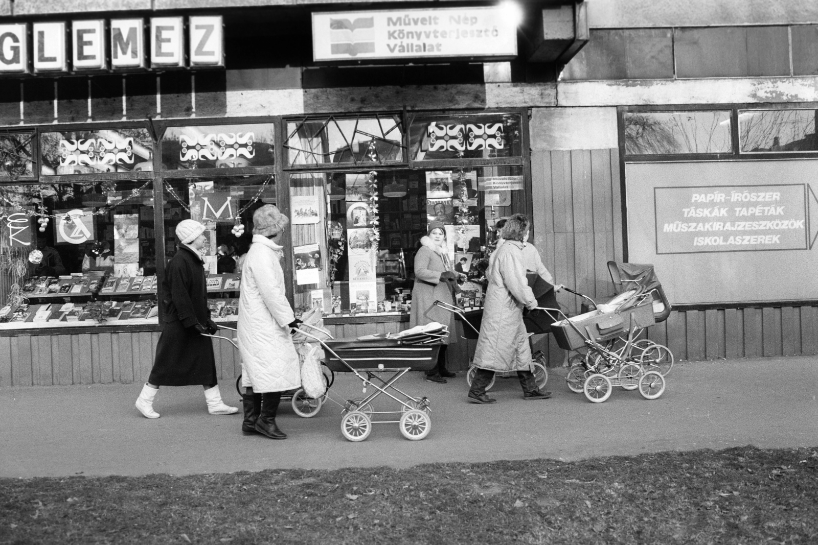 Hungary, Vác, Szent István tér, a felvétel a Művelt Nép Könyvterjesztő Vállalat boltja előtt készült., 1989, Vimola Károly, Show window, book store, baby carriage, record, Fortepan #266953