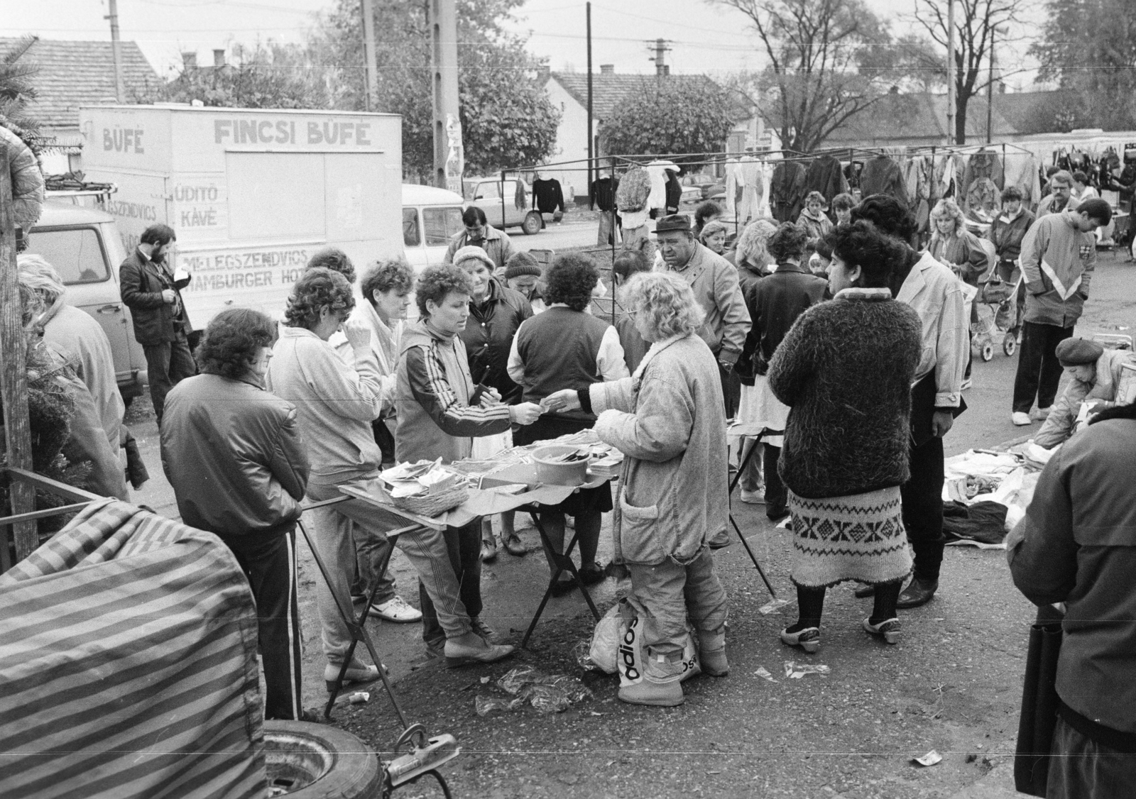 Hungary, Érd, Express Money sorsjegyárus a "lengyel piac"-on, 1990, Vimola Károly, market, Fortepan #266961