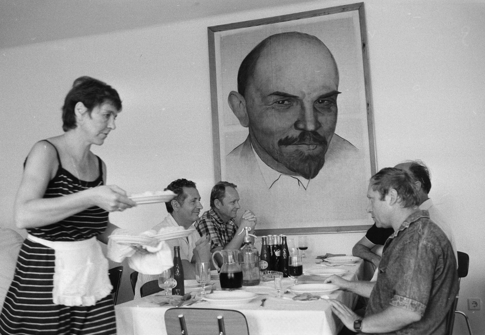 1988, Vimola Károly, Lenin-portrayal, striped dress, meal, Fortepan #266969