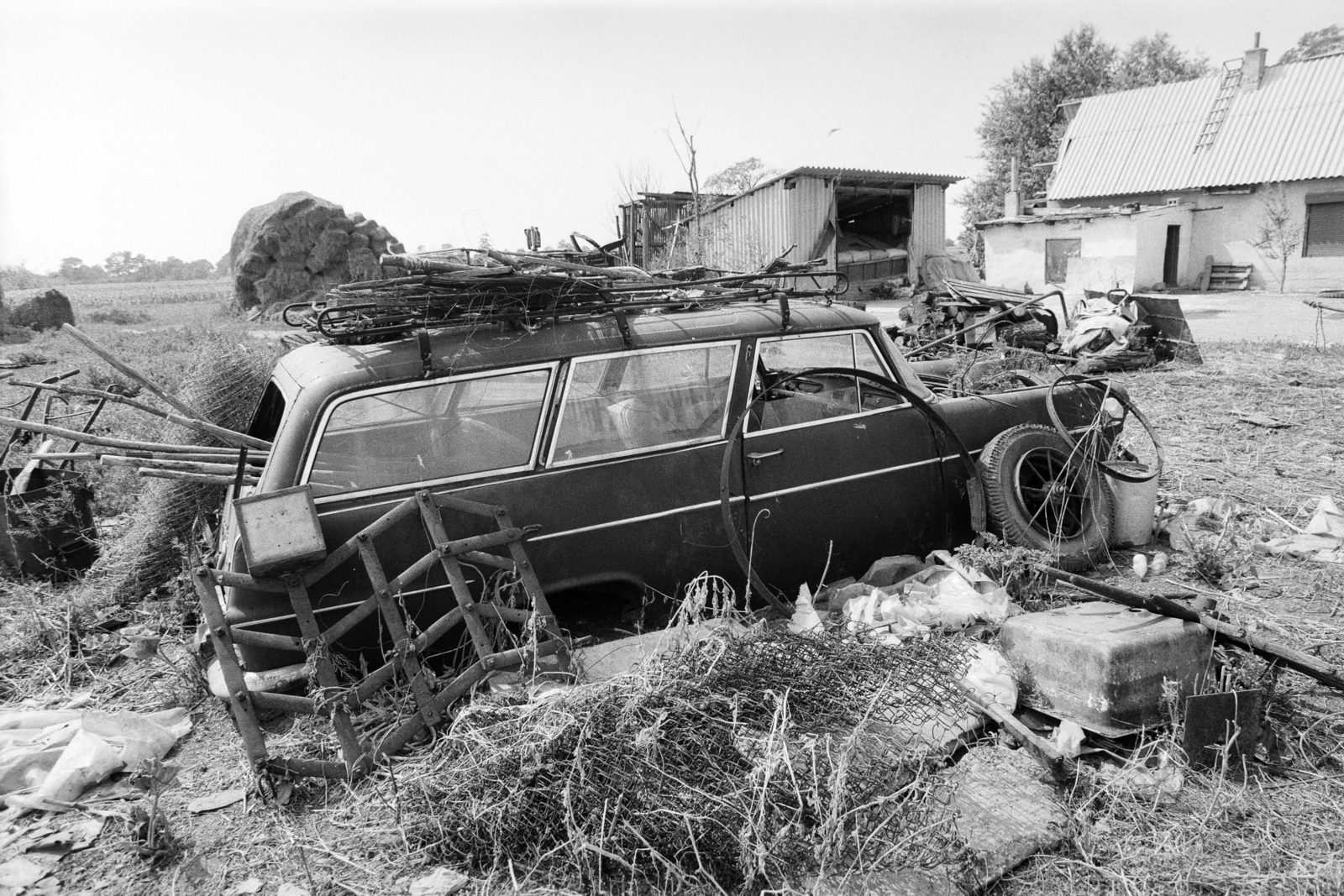 Hungary, Nagykőrös, tanya a város környékén., 1987, Vimola Károly, farm, wreck, Fortepan #266970