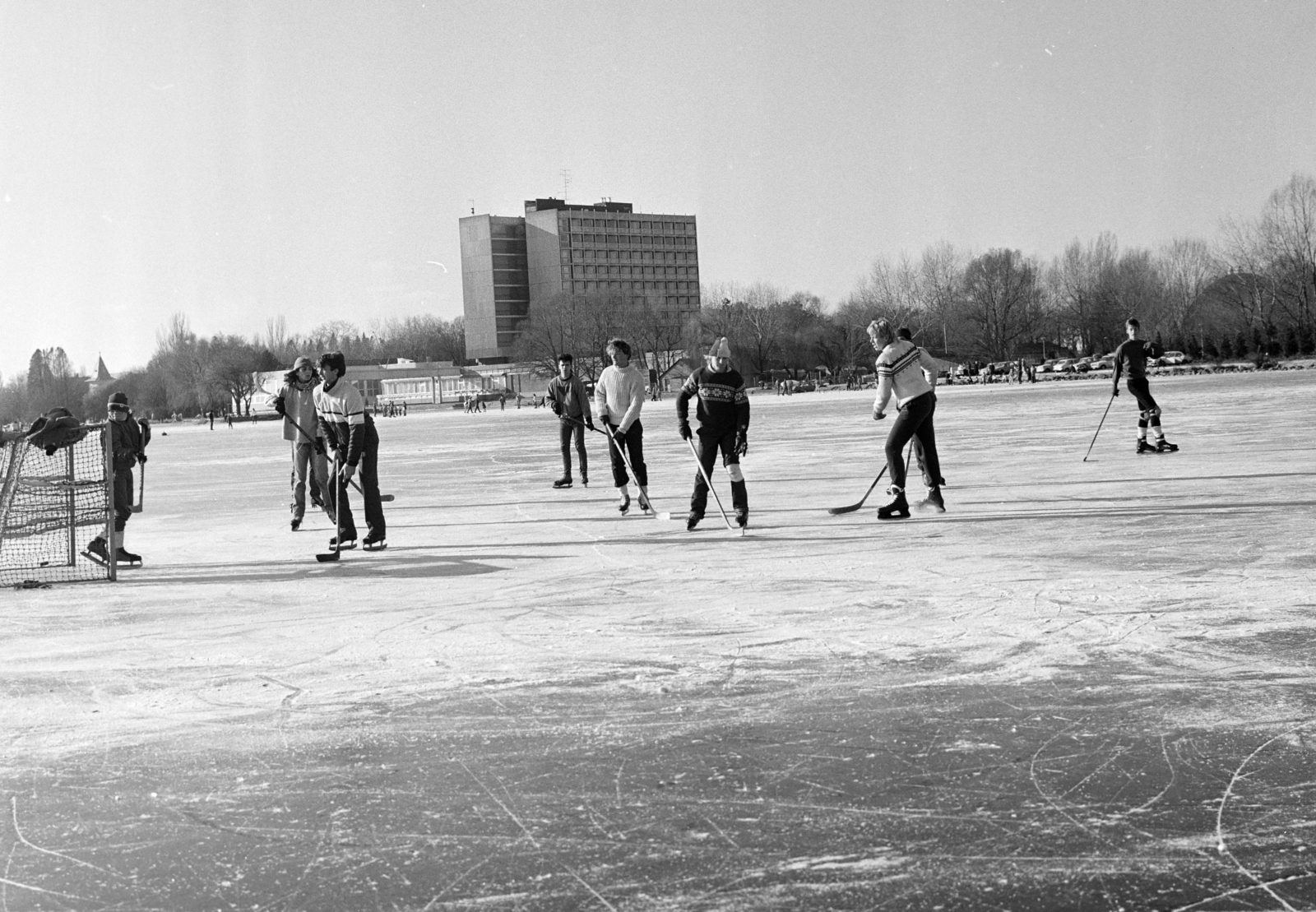 Hungary,Lake Balaton, Keszthely, a befagyott Balaton a Helikon szálló előtt., 1989, Vimola Károly, ice hockey, Fortepan #266981