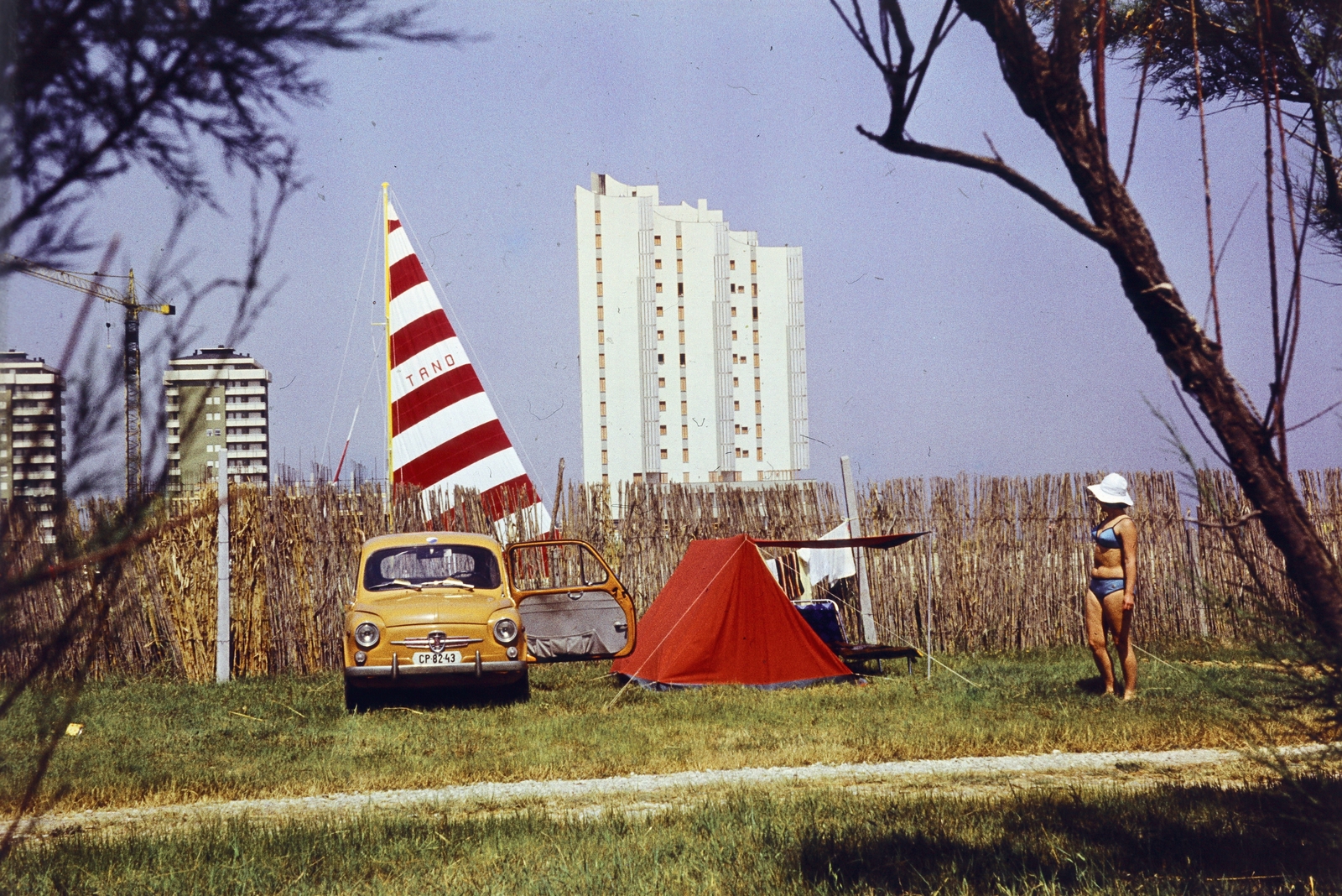 Olaszország, Cattolica, kempingezés a Via O. Nelson mellett., 1974, Vimola Károly, Best of, rendszám, színes, Fiat 600, Fortepan #266984