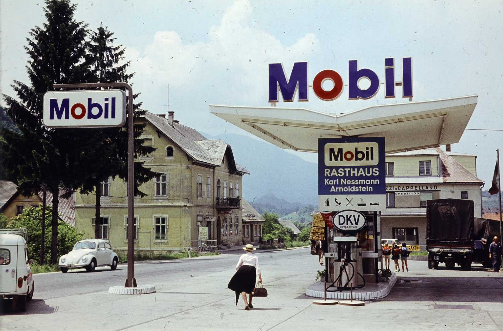 Ausztria, Arnoldstein, Kärntner Strasse, balra a 43-as számú ház., 1974, Vimola Károly, színes, benzinkút, Fortepan #266990