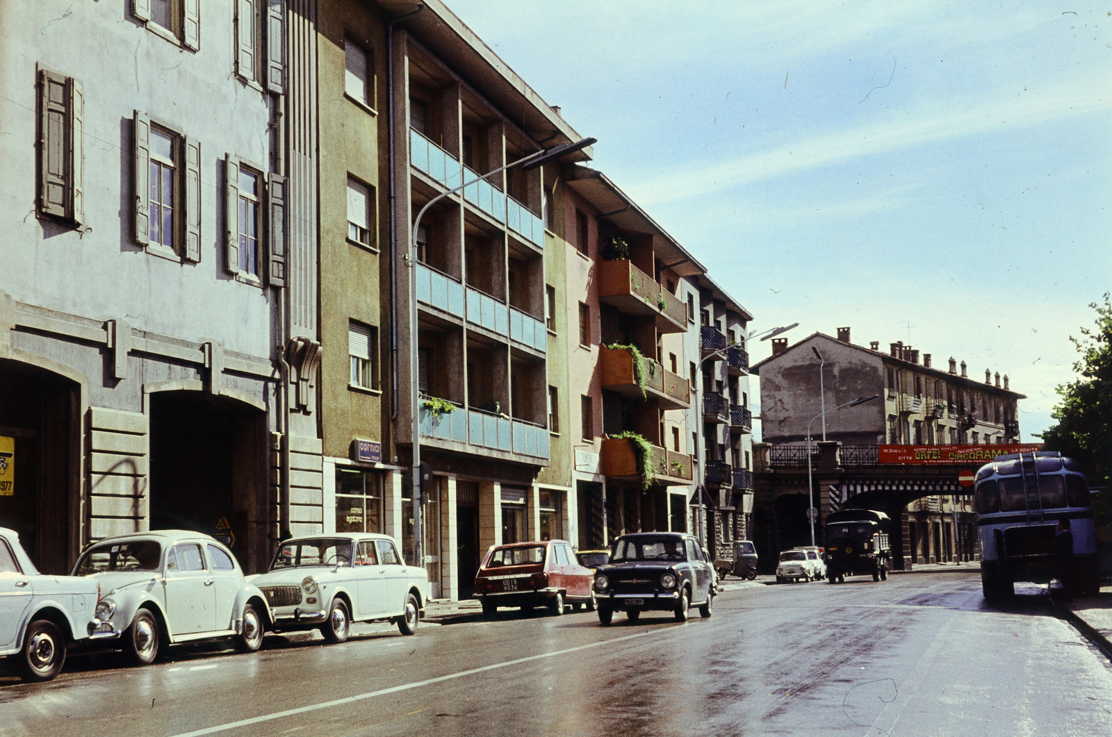 Italy, Udine, Viale XXIII Marzo 1848, szemben a vasútvonal felett átvezető Cavalcavia Santi Ermacora e Fortunato., 1974, Vimola Károly, colorful, Fortepan #266998