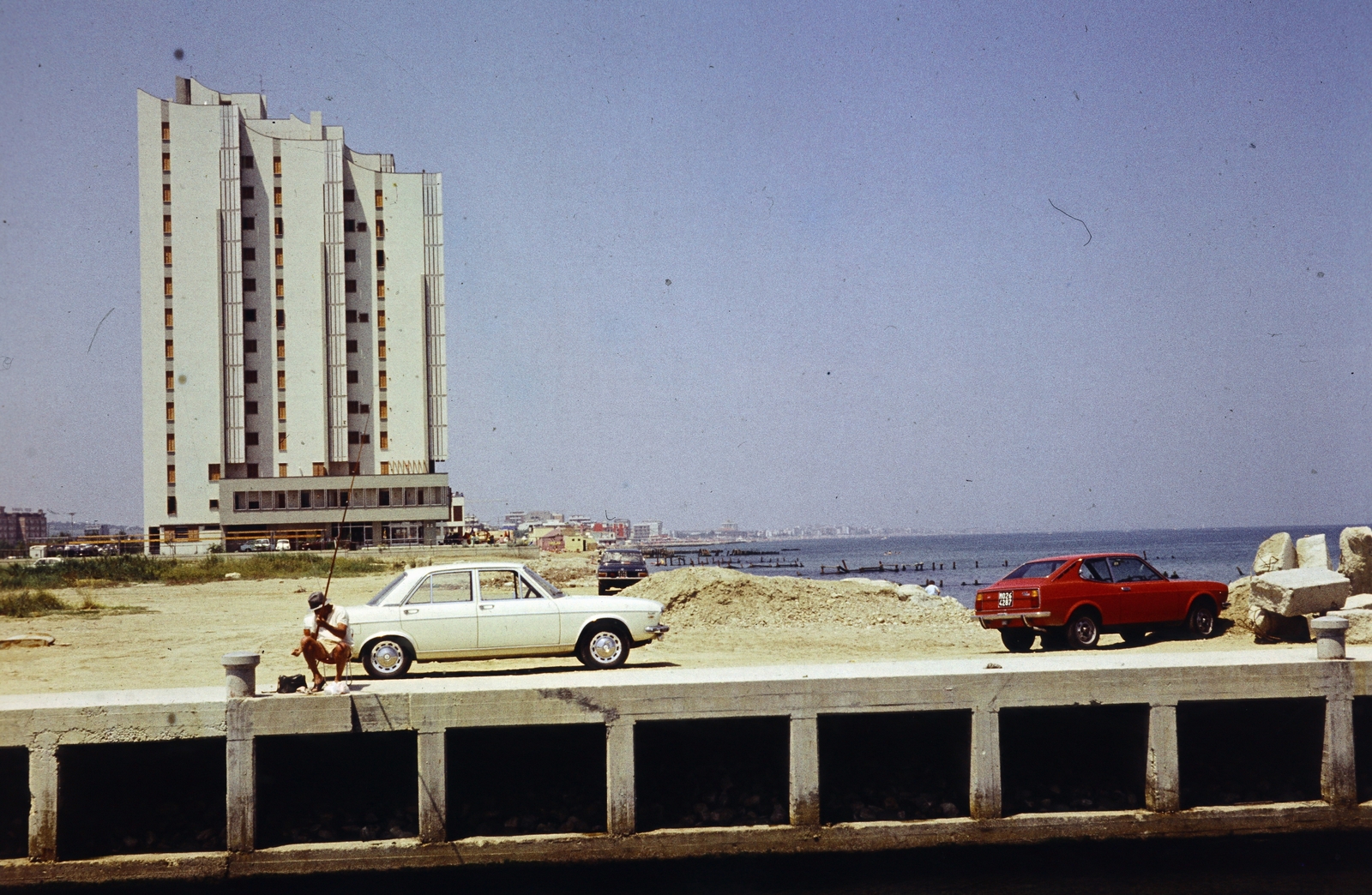 Olaszország, Cattolica, Via Nelson., 1974, Vimola Károly, színes, Fiat 128 Sport Coupé, Audi 100, Fortepan #267000