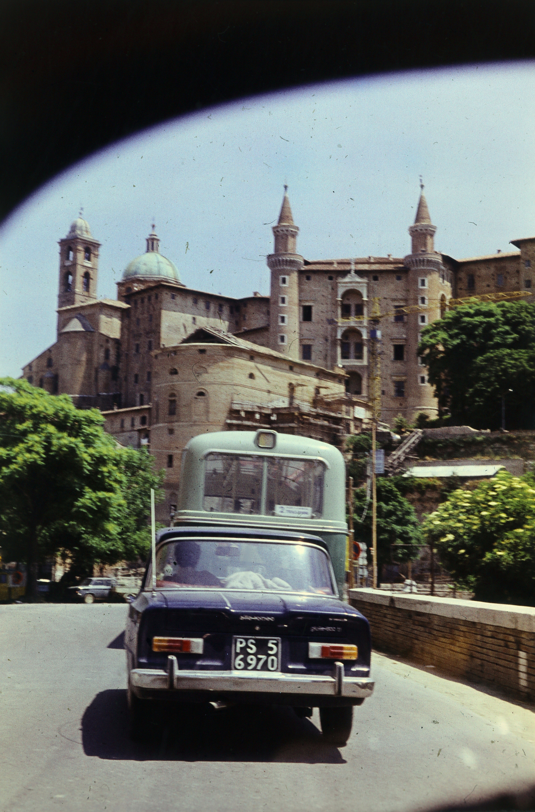 Olaszország, Urbino, Piazza Mercatale, szemben a Rampa Elicoidale és mögötte a Pallazze Ducalo / Hercegi palota., 1974, Vimola Károly, színes, Alfa Romeo Giulia, rendszám, Fortepan #267006