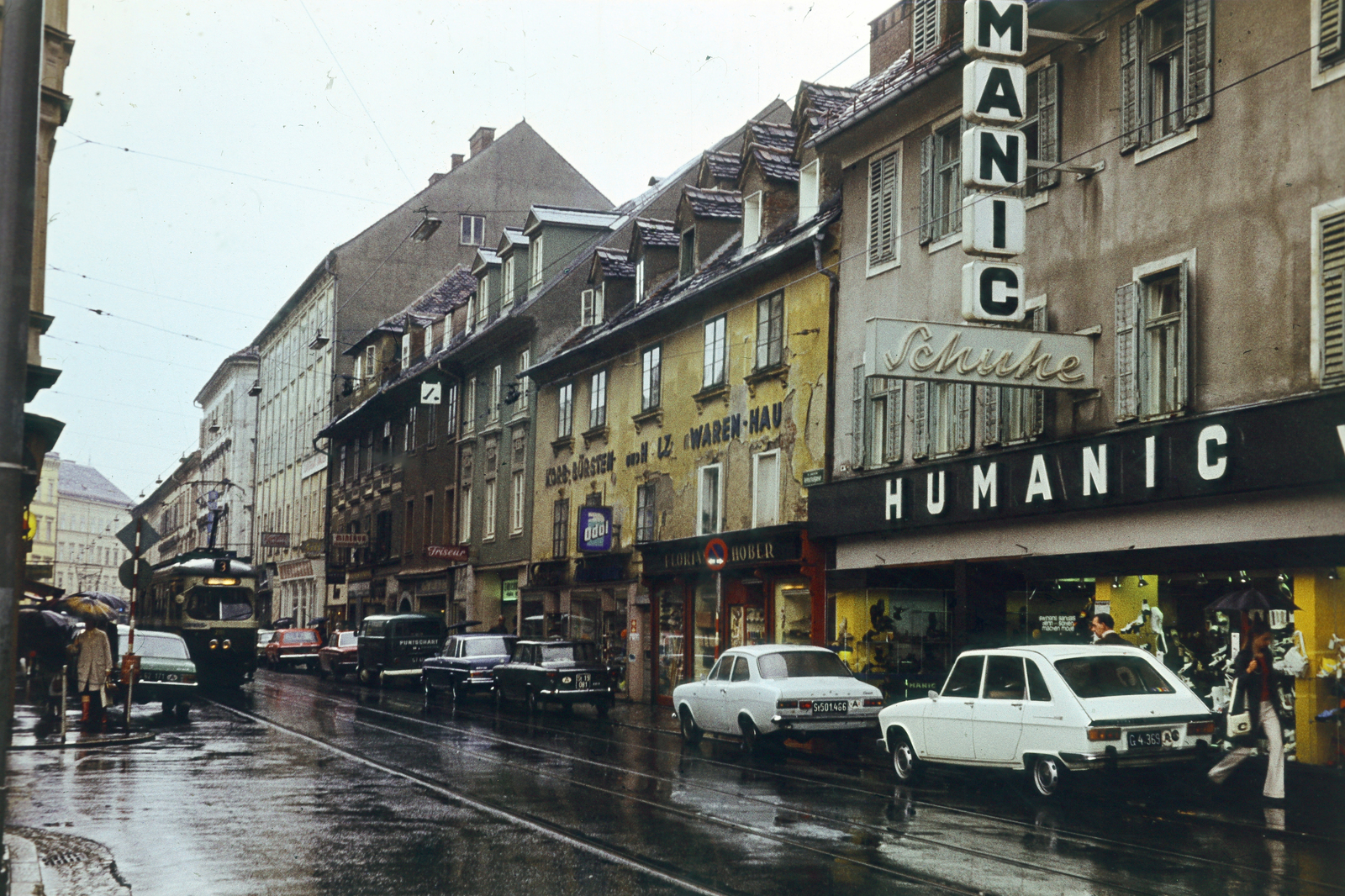 Ausztria, Graz, Jakominiplatz, szemben a Reitschulgasse házsora. balra a távolban a Dietrichsteinplatz melletti épület látható., 1974, Vimola Károly, színes, Fortepan #267007