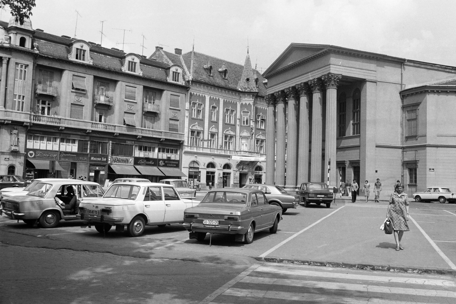 Szerbia, Szabadka, Szabadság tér (Trg Slobode), jobbra a Népszínház (volt Városi Színház)., 1980, Pluhár Gábor, rendszám, színház, Fortepan #267014