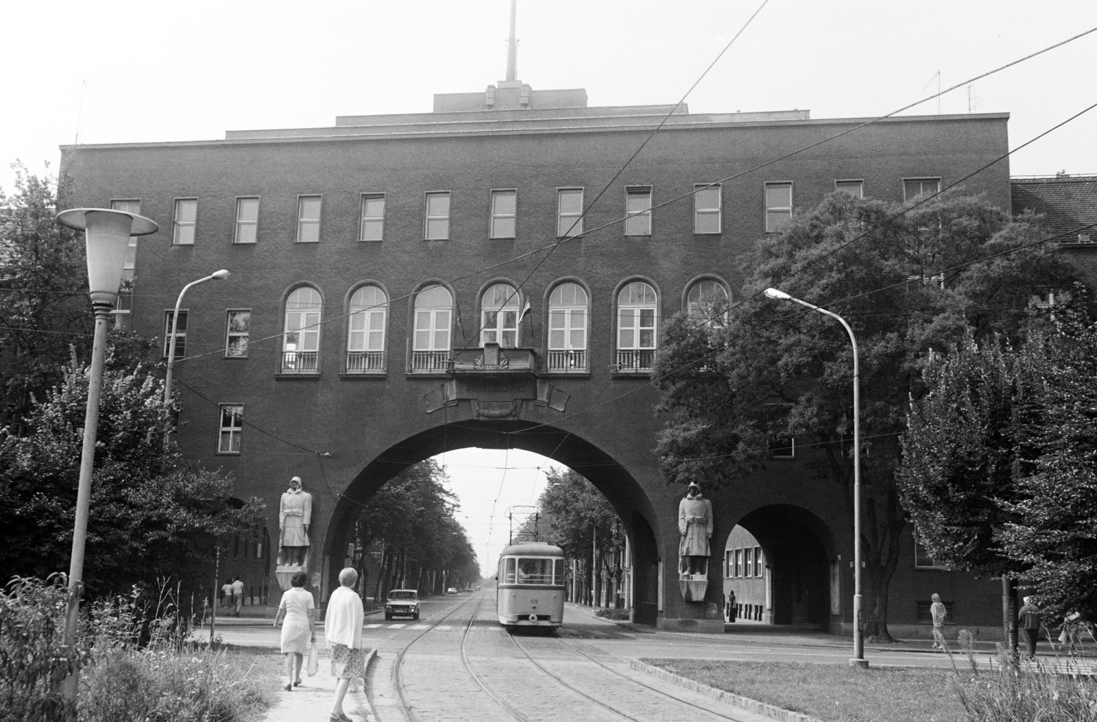 Hungary, Szeged, Aradi vértanúk tere, a Hősök kapuja után a Boldogasszony (Április 4.) sugárút látható., 1980, Pluhár Gábor, Fortepan #267016