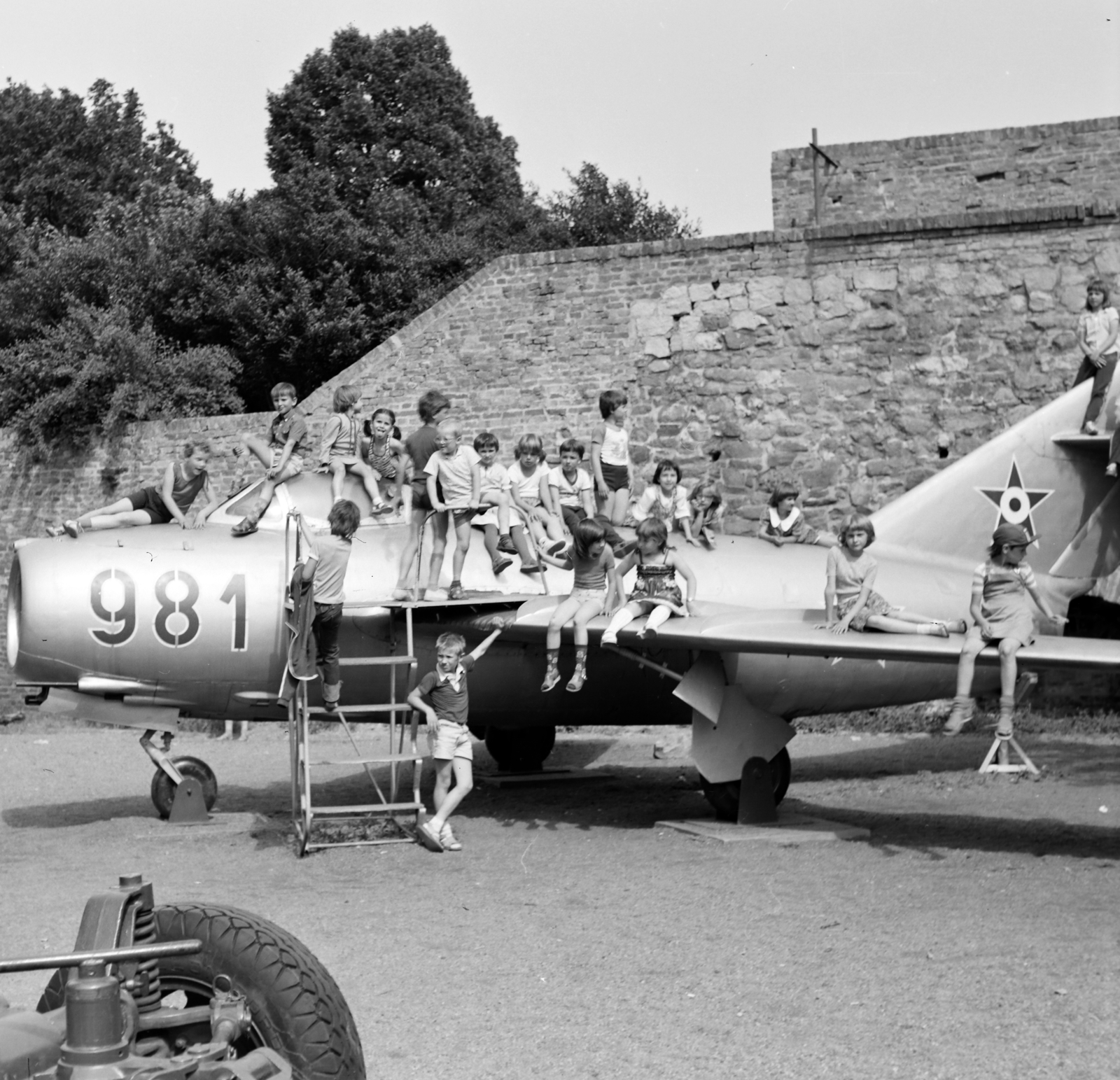 Hungary, Szigetvár, a Vár udvara, szovjet gyártmányú MIG vadászrepülőgép. A Hadtörténeti Intézet haditechnikai parkjának vándor kiállítása., 1984, Pluhár Gábor, airplane, Mikoyan-Gurevich MIG-15, insignia, ladder, registration mark, Fortepan #267018