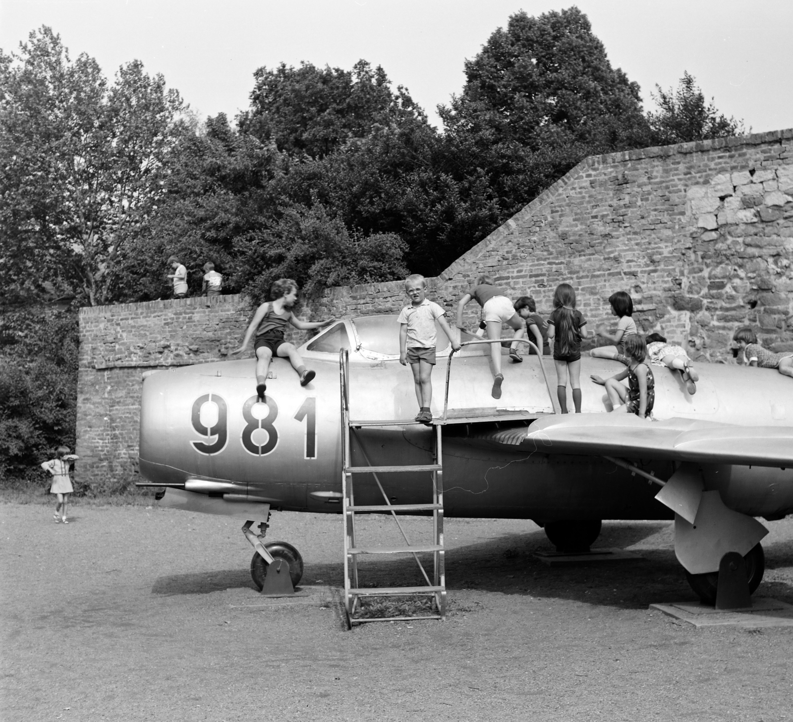 Hungary, Szigetvár, a Vár udvara, szovjet gyártmányú MIG vadászrepülőgép. A Hadtörténeti Intézet haditechnikai parkjának vándor kiállítása., 1984, Pluhár Gábor, airplane, Mikoyan-Gurevich MIG-15, playground, ladder, Fortepan #267019