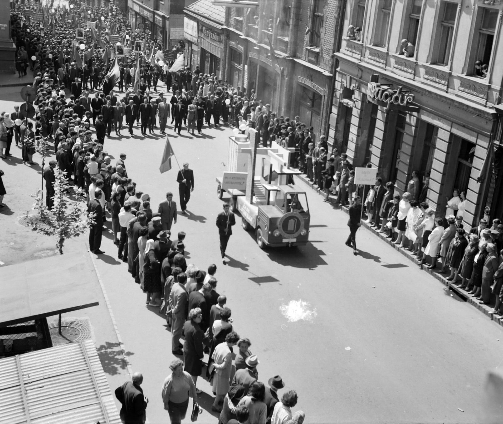 Hungary, Pécs, Irgalmasok utcája (Bem utca) a Kossuth térnél. Május 1-i felvonulás résztvevői haladnak a Széchenyi tér felé., 1967, Pluhár Gábor, Fortepan #267032