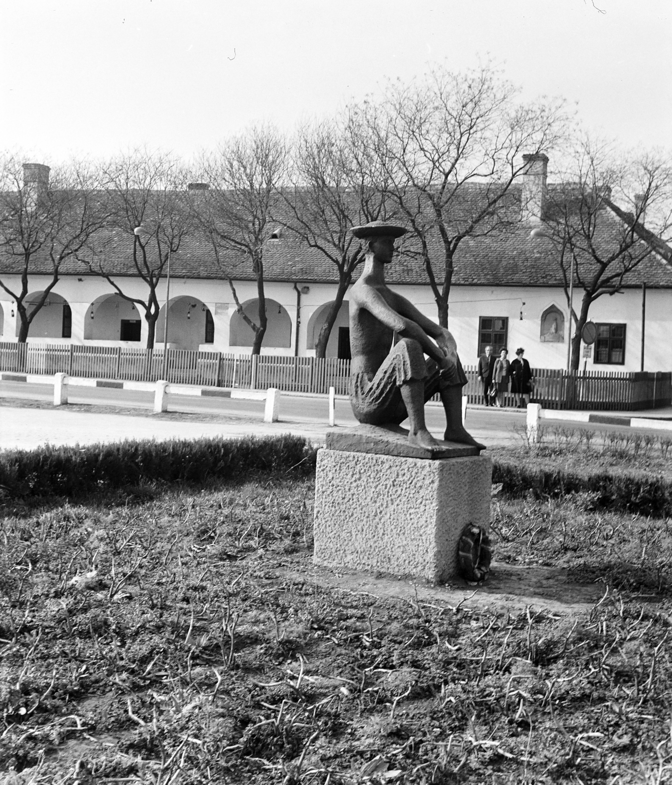 Hungary, Hortobágy, Petőfi tér, Somogyi Árpád szobrászművész alkotása a Pásztorfiú (1968) a Pásztormúzeum előtt, háttérben a Hortobágyi Csárda., 1977, Pluhár Gábor, Fortepan #267055