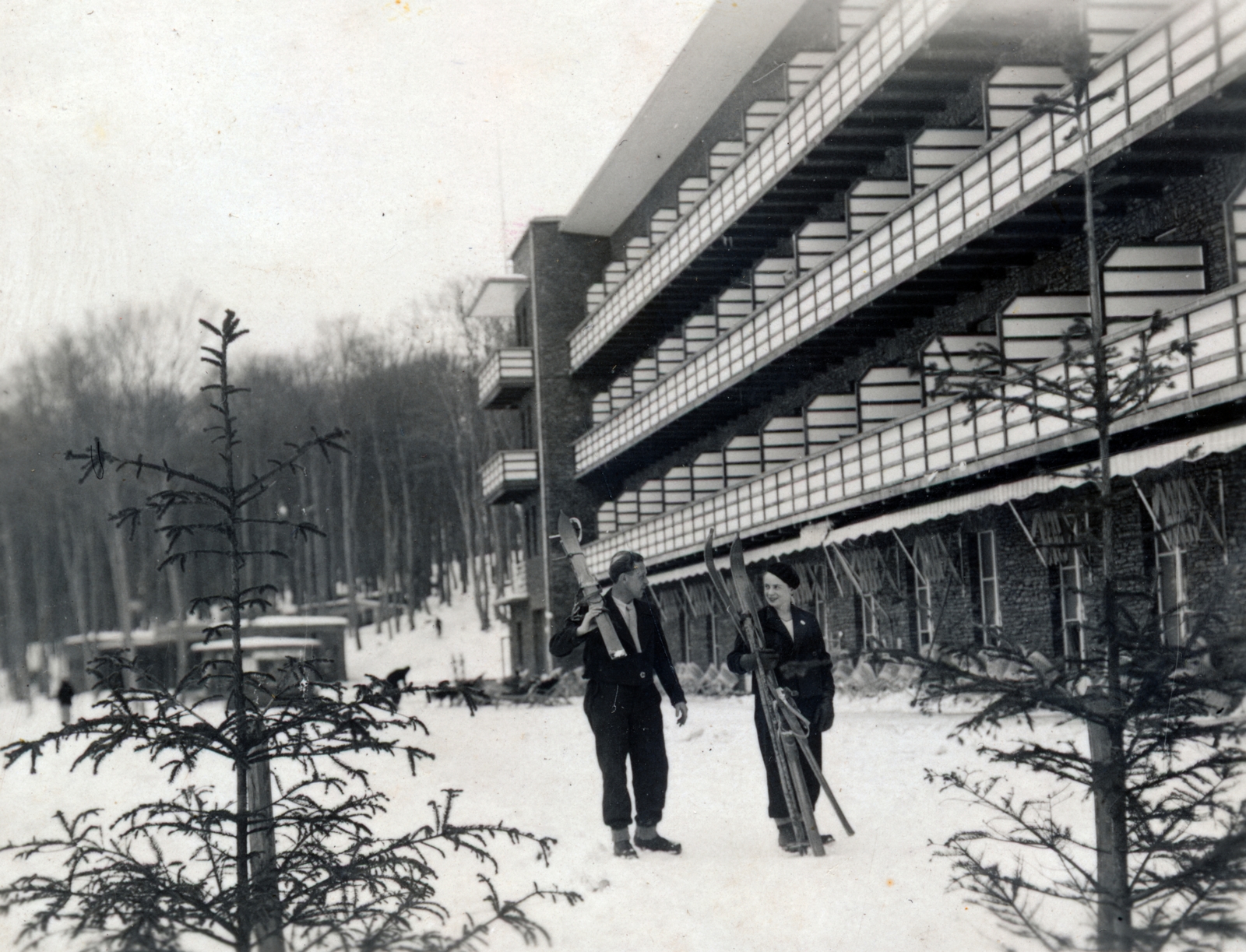 Hungary, Kékestető, Kékes Szálló (később Mátrai Gyógyintézet)., 1937, Fortepan, snow, skis, pine, Fortepan #26706