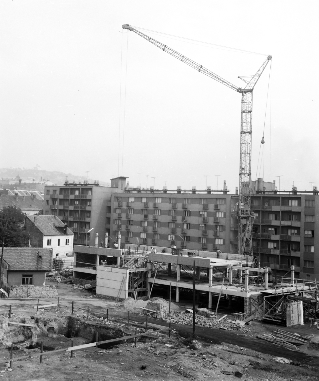 Hungary, Pécs, kilátás a Nagy Lajos király útja melletti épületből a Jókai utca, az ügyészség épületének építkezése felé,, 1971, Pluhár Gábor, Fortepan #267062