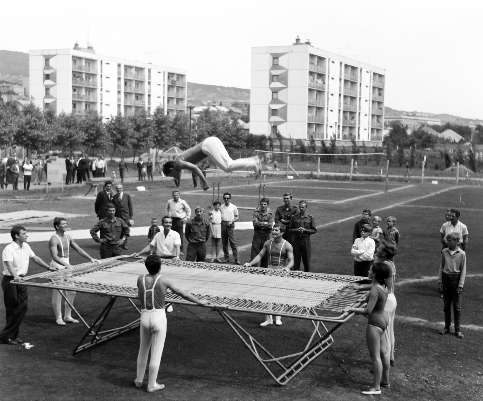Hungary, Uránváros, Pécs, sportpálya (később itt található a PMFC stadionja), háttérben a Szántó Kovács János utca melletti házak láthatók., 1971, Pluhár Gábor, springboard, acrobatics, Fortepan #267064