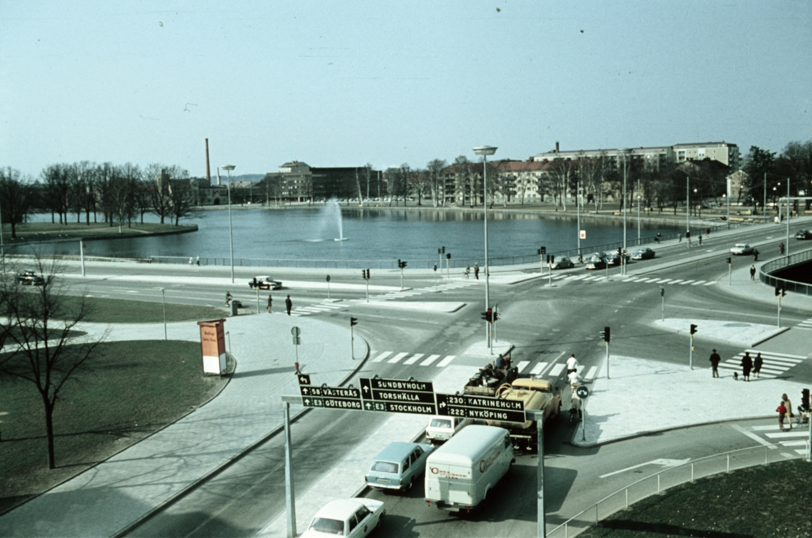 Sweden, Nybrogatan a Hamngatan kereszteződésénél, jobbra az Eskilstunaån folyó feletti Nybron / Újhíd., 1972, Martos Gábor, colorful, Fortepan #267085