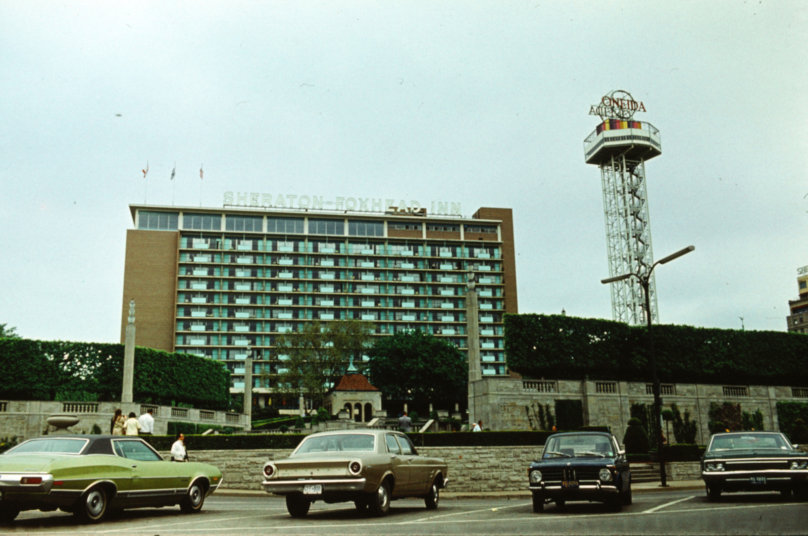 Kanada, Ontario tartomány, Niagara Falls, a Sheraton Foxhead Inn Hotel., 1975, Martos Gábor, színes, Ford Torino, Ford Falcon, Fortepan #267094