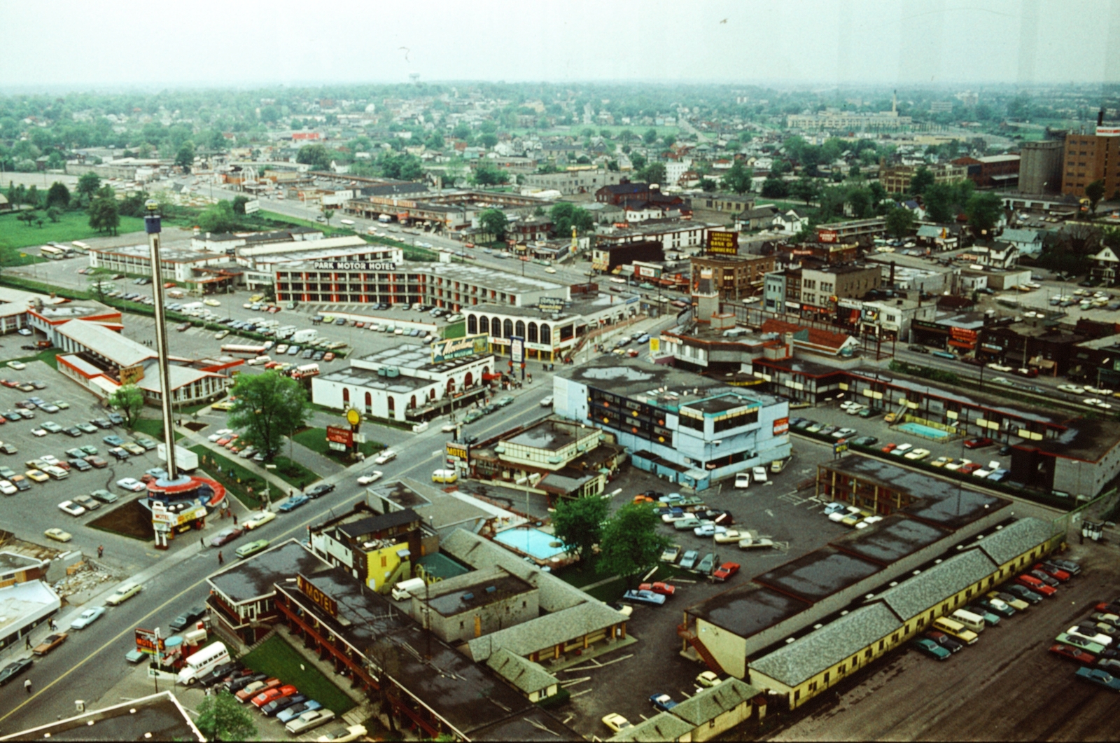 Kanada, Ontario tartomány, Niagara Hills, a Clifton Hill torkolata a Victoria Avenue-nál., 1975, Martos Gábor, színes, Fortepan #267095