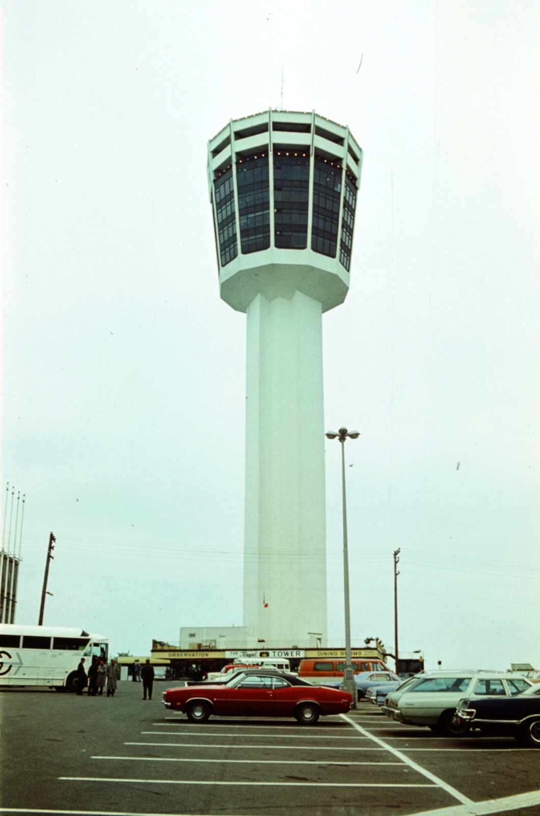 Kanada, Ontario tartomány, Niagara Falls, Fallsview Boulevard, Tower Hotel., 1975, Martos Gábor, színes, parkoló, torony, Fortepan #267097