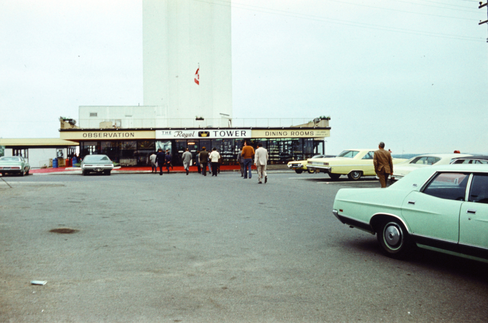 Kanada, Ontario tartomány, Niagara Falls, Fallsview Boulevard, a felvétel a Tower Hotel előtt készült., 1975, Martos Gábor, színes, zászló, Fortepan #267099