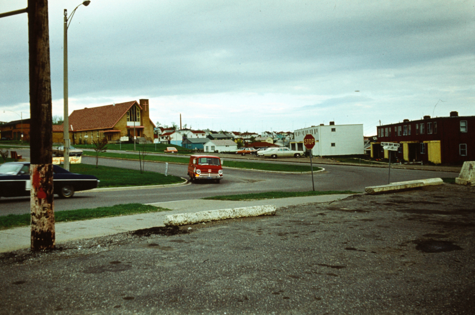 Kanada, Ontario tartomány, Elliot Lake, Ontario Avenue, szemben a Hillside Drive N(orth) mellett Holy Trinity United Church (Szentháromság-templom) látható., 1975, Martos Gábor, színes, jelzőtábla, mikrobusz, Dodge A100, Fortepan #267101