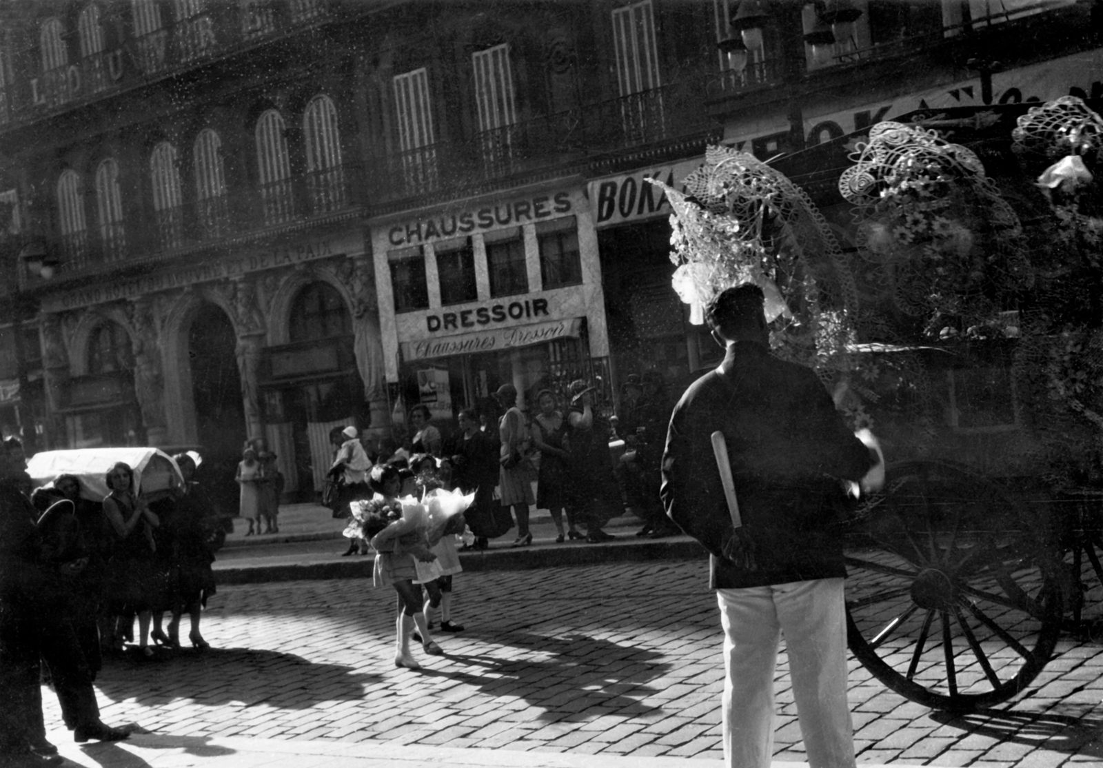 France, Marseille, La Canebière, háttérben a Grand Hôtel du Louvre et de la Paix., 1927, Fortepan/Album077, funeral, wreath, Fortepan #267126