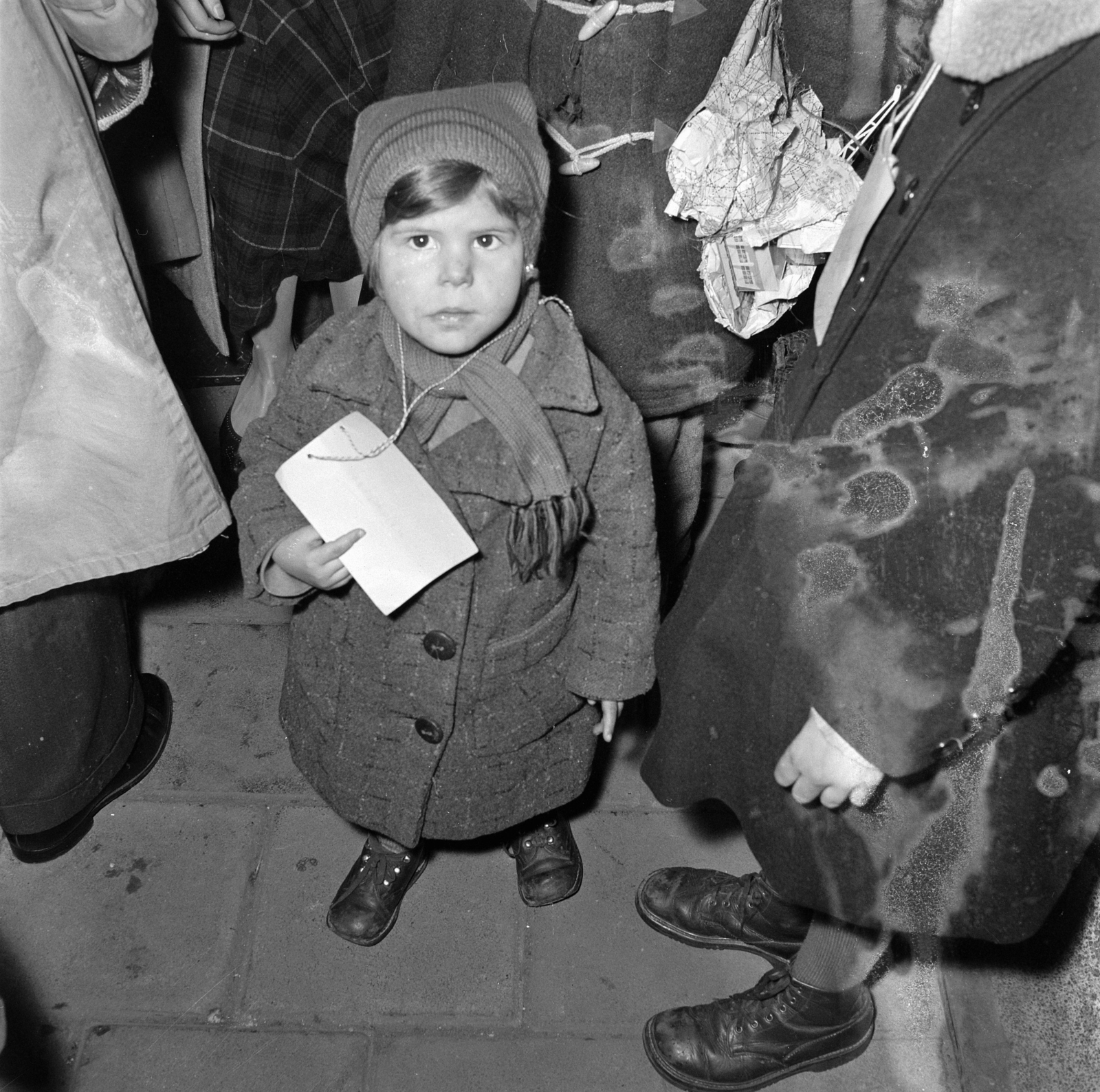 Netherlands, Leiden Centraal vasútállomás, a felvétel 1957. február 5-én, a magyar nenekült gyermekek megérkezésekor készült., 1957, Nationaal Archief, scarf, winter coat, girl, cap, ID number, Fortepan #267155